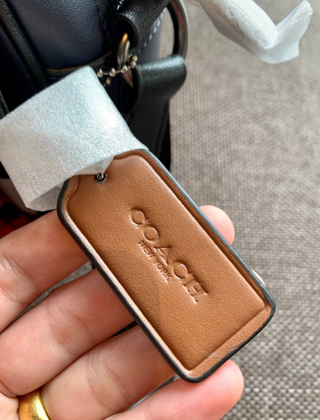 ไม่มีถือว่าพลาดมากๆ สำหรับรุ่นนี้ ใหม่เอี๋ยมเลยค่าา😘 COACH TRACK CROSSBODY IN COLORBLOCK ((4141//4021)) พร้อมส่งที่ไทย ใหม่ล่าสุดค่ะ! กระเป๋าสะพายครอสบอดี้ร์หรือสะพายข้าง หนังแท้ชั้นดีที่สุด หนังนิ่มสวยมากๆค่ะ ด้านหน้าเย็บป้ายหนังโลโก้แบรนด์ เปิดป