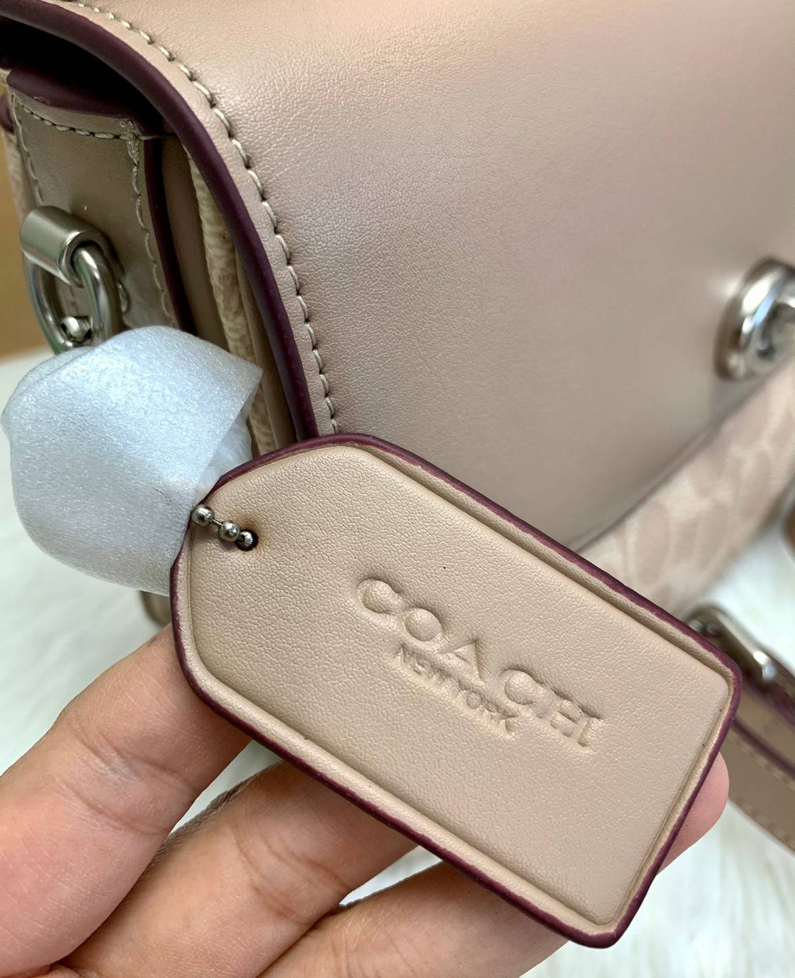 COACH CASSIE CROSSBODY BAG((68349//68348)) พร้อมส่งค่ะ! รุ่นฮิต กระเป๋าหิ้วได้//สะพายข้างหรือครอสบอดี้ร์ได้ หนังแท้นิ่มสวย เปิดปิดกระเป๋าแบบหมุนล็อค ภายในกระเป๋ามี3ช่องให้ใส่ของ แต่ล่ะช่องกว้าง สามารถใส่กระเป๋าเงินใบยาวได้;ของอื่นๆได้จุทีเดียวค่ะ ;มีช่องซ