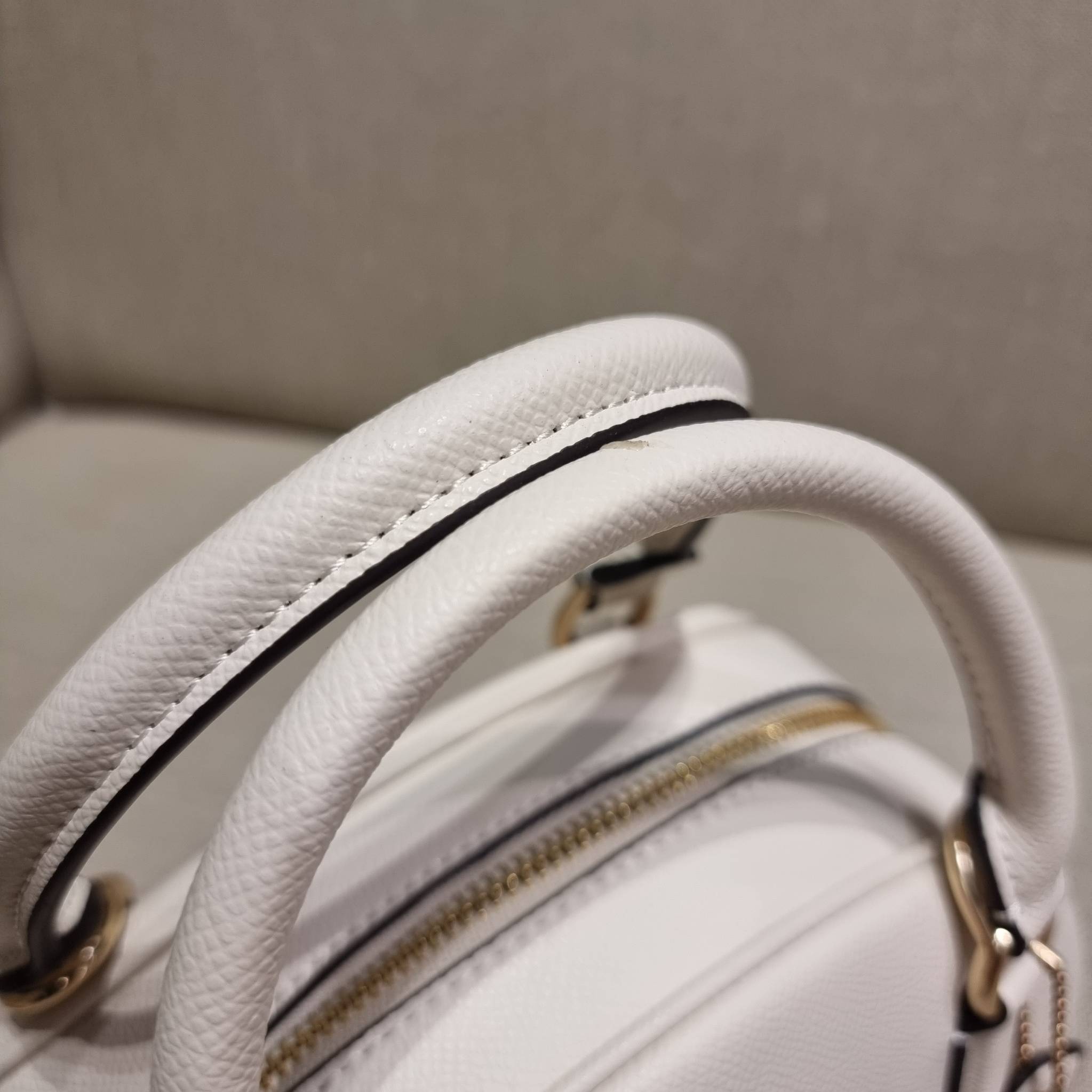 COACH SYDNEY SATCHEL BAG CA202 CA591 CB596 ใหม่ล่าสุด กับคอลที่สาวๆต้องหลงรัก กระเป๋าสะพายทรง satchel ที่มีรูปทรงดึงดูดสายตา สวยแรกเห็น วัสดุหนัง crossgrain พร้อมหูจับในตัว เปิด-ปิดด้วยซิป ภายในโล่งกว้าง ขนาดกำลังดี มีสายครอสให้ ปรับได้ตามชอบ ใบจริงลูกคุณ