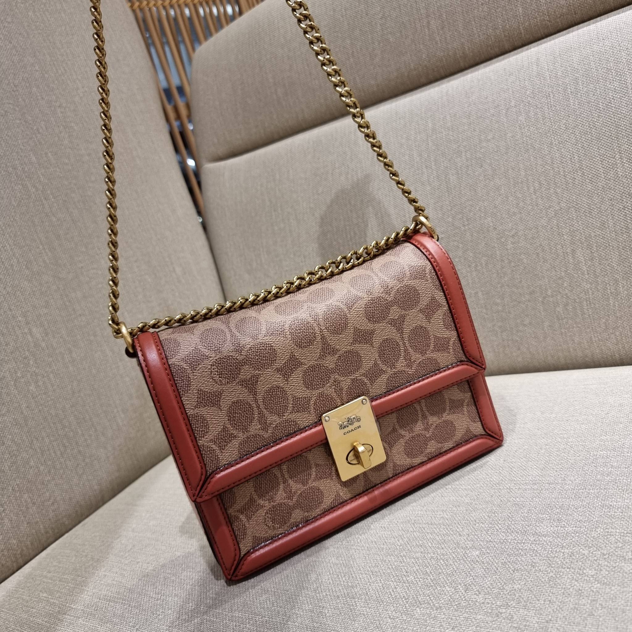 COACH 3492 HUTTON SHOULDER BAG IN SIGNATURE CANVAS sold out ไปกันทั่วหน้าในหลายประเทศ กับกระเป๋าสะพายที่สุดของความหรู ดีไซน์คลาสสิควินเทจ ลูกเล่นสีแทนสนิมตัดกับอะไหล่สีทองเหลืองดูย้อนยุคและหรูหรา วัสดุหนังแคนวาสสลับหนังแท้ สายสะพายโซ่สลับหนัง ปรับสะพายได้