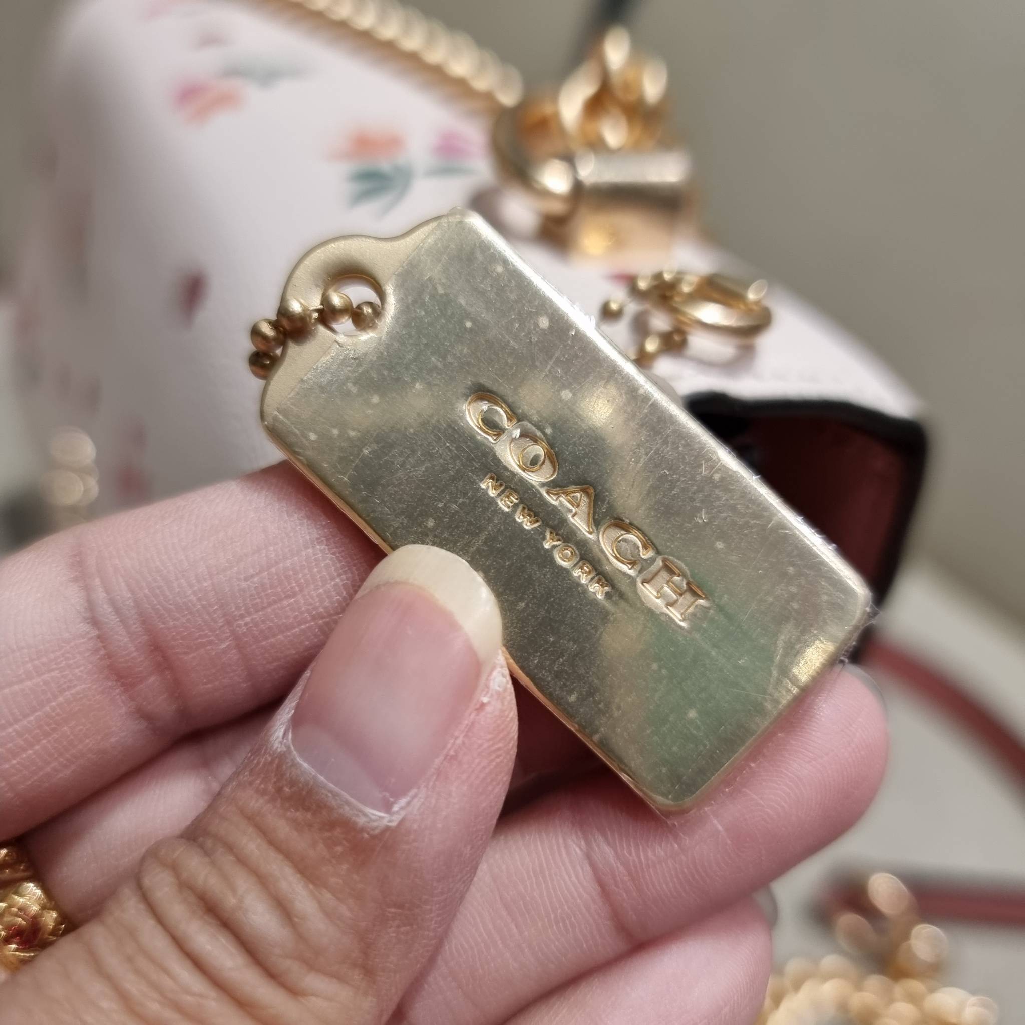 COACH C7596 KLARE CROSSBODY WITH HEART PETAL PRINT หนึ่งคอลเลคชั่นที่ฮิตไม่หยุดยั้ง!! ขายดิบขายดีทุกดีไซน์ รอบนี้มาตอบโจทย์สายหวาน ใหม่ล่าสุด น้องน่ารักม้ากกกก!! กับกระเป๋าสะพายข้าง โทนสีละมุนลูกคุณ!! คือดี!! เพิ่มลูกเล่นช่อดอกไม้หัวใจ ให้มีสีสัน สายสะพาย