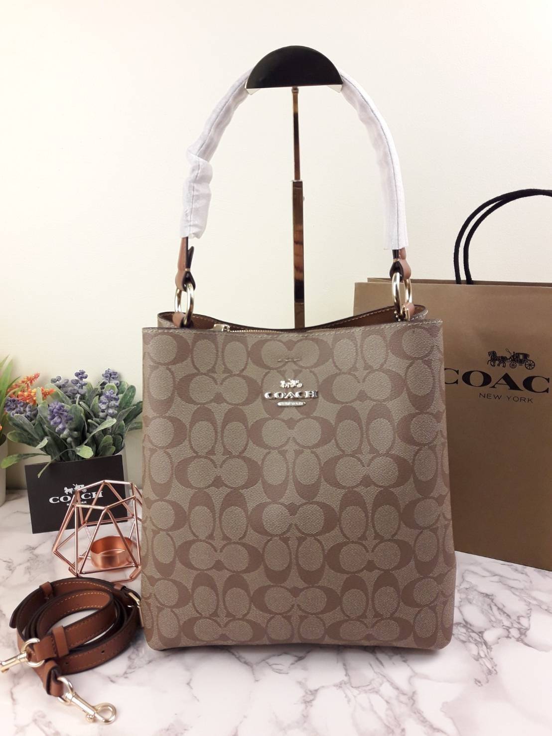 ใบใหญ่ 10" COACH TOWN BUCKET BAG IN SIGNATURE CANVAS (COACH 91512) 🌺 เป็นสีที่ขายดีมากๆ และหายากมากๆด้วย!! //ขนาด 10 นิ้ว ใส่ของได้จุใจ!! //กระเป๋าสะพายข้าง //วัสดุหนังแคนวาสอย่างดี หนังสวย อยู่ทรง มีสายสะพายยาว ใช้สะพายเป็นคลอสบอดี้ได้ สายยา