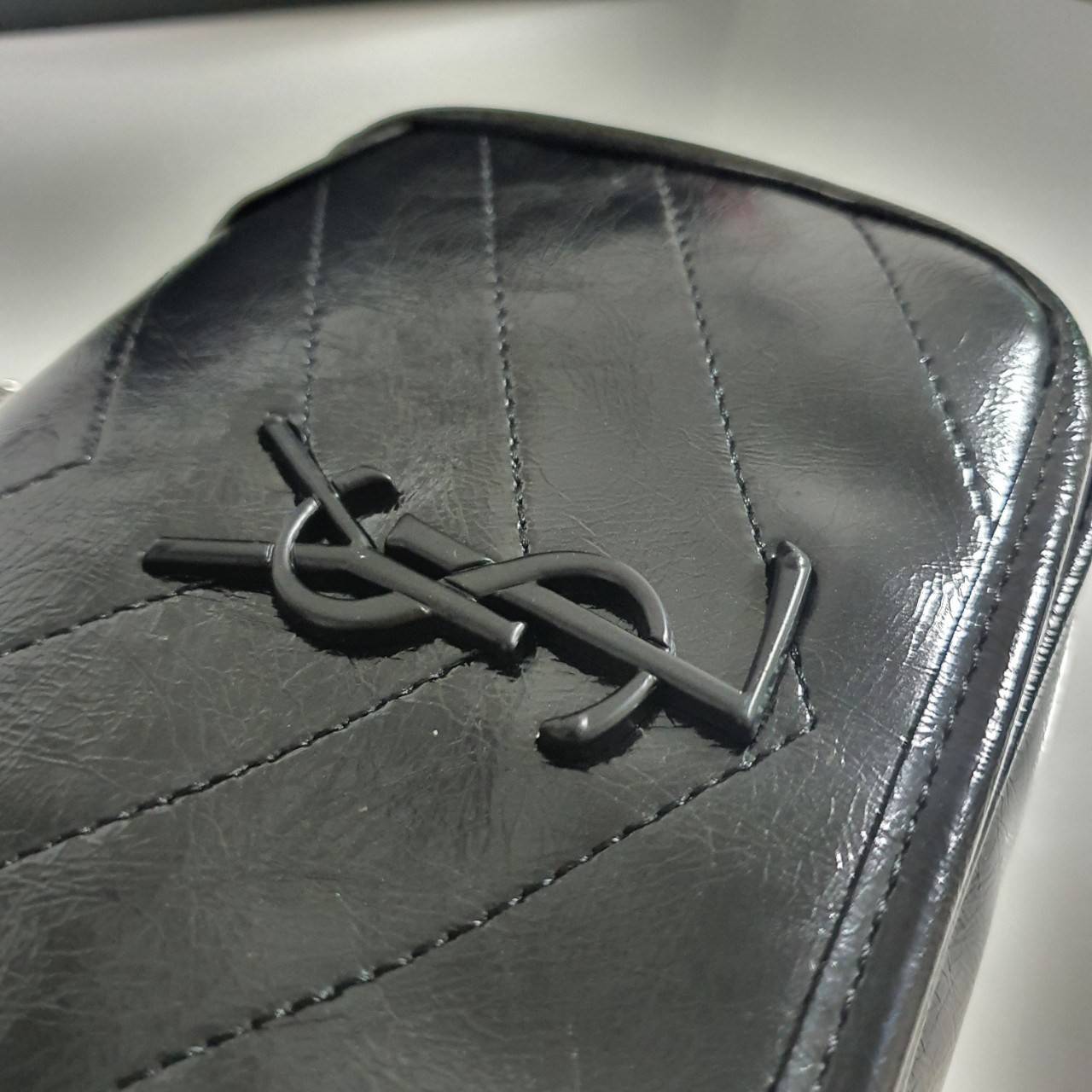 VIP 】YVES SAINT LAURENT YSL BAG VIP GIFT WITH PURCHASE (GWP) พรีเมี่ยมกิ้ฟ Limited Edition จาก YSL DUTY FREE COUNTER วัสดุหนังPu สีดำเงา ทรงสี่เหลี่ยมหนังสวยหรูอยู่ทรงเปิดปิดด้วยฝาปิดโลโก้แบรนด์อะไหล่เงินรมดำ ภายในโล่งมีช่องหลัก และช่องซิปสามารถใส่มือถือข