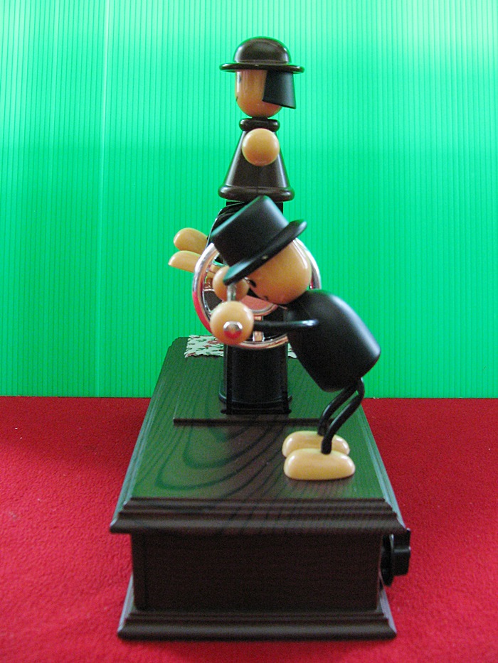 กล่องดนตรีตุ๊กตาน้อยหมุนจักรเย็บผ้าค่ะ