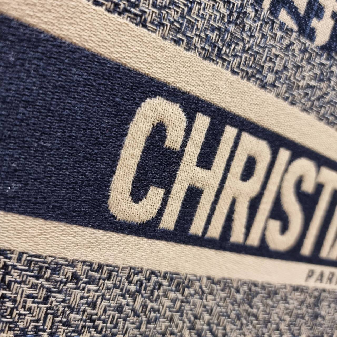 VIP 】HOT ARRIVAL!! DIOR CD SHOPPING BAG WITH GWP กระเป๋าทรงช้อปปิ้งใบใหญ่ จุใจ!! พรีเมี่ยมกิ๊ฟรุ่นดับเบิ้ลฮอต ดีไซน์คลาสสิควินเทจ สวยหรู วัสดุผ้าแคนวาสลายกราฟฟิค ภายในโล่งกว้างมากๆ ใส่ของจุสุดๆ โน้ตบุ้ค ไอแพด กระเป๋าสตางค์ มือถือ หรือเสื้อผ้ายังได้ สะพายค