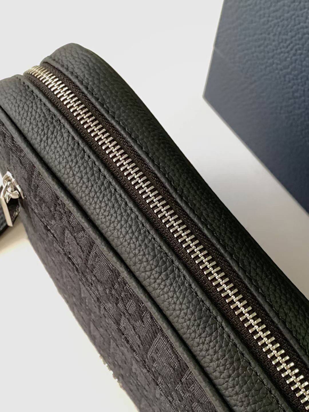 DIOR TOILETRY BAG Oblique Jacquard / Dior Toiletry Handbag พร้อมส่ง กระเป๋าถือมีสายคล้องมือ สวยหรูหราเป็นเอกลักษณ์แบรนด์ **สินค้าเกรดท็อปออริจินอล 1:1 สลับแท้ เกรดดีสุด ใช้งานต่างประเทศได้