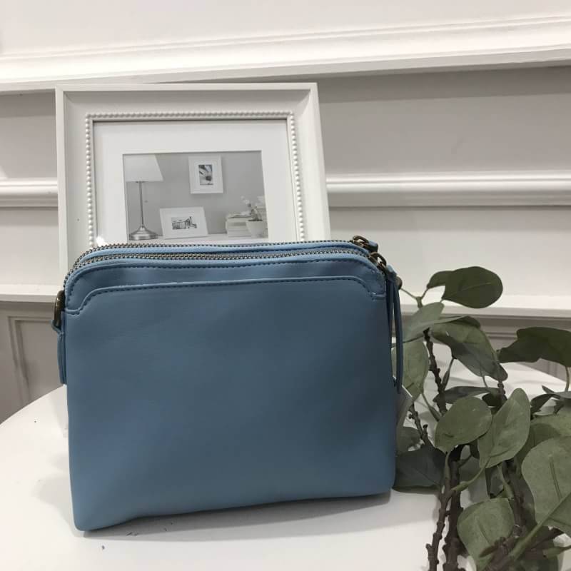 Cath Kidston soft leather crossbody bag ใหม่ล่าสุดจากแบรนด์ Cath Kidston ค่ะ กระเป๋าสะพายข้างหนังนุ่ม สีหวานโทนพาสเทล รุ่นนี้ขนาดกำลังดีค่ะ ตัวกระเป๋าแบ่งออกเป็นสองสัดส่วน สามารถจัดระเบียบของได้ดีค่ะ ภายในบุผ้าลายดอกไม้ตามสไตล์ของแบรนด์นี้ค่ะ รุ่นนี้มีสาย