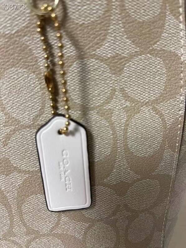 COACH Tote in Signature Canvas Bag กระเป๋าสะพายทรงช้อปปิ้ง สายกระเป๋าเป็นหนังสลับโซ่ทองสวยงาม เพิ่มความหรูหรา ภายในโล่งกว้างใส่ของได้เยอะมาก วัสดุ Canvas เคลือบลายซิกเนเจอร์และหนัง พร้อมซิปกลางเก็บของได้มิดชิดเลยค่ะ มี 3 สี น้ำตาล ดำ ขาว