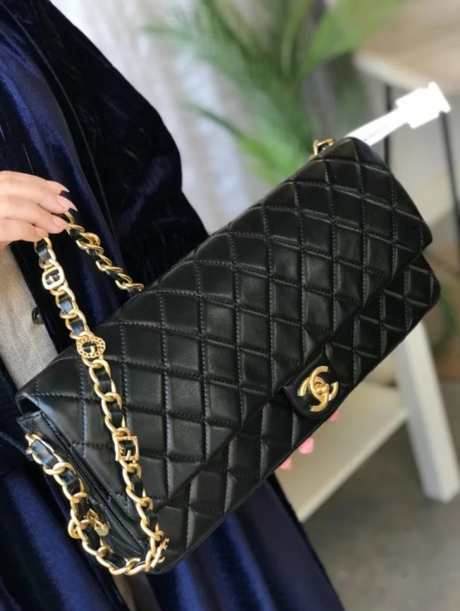 CHANEL Clutch Flap Bag กระเป๋าสะพายทรงคลาสสิค ไซส์ยาวพิเศษ หนังเรียบเงาผิวสัมผัสนุ่มลื่นมาก สวยหรูดูแพง ถือเป็นคลัชหรือสะพายไหล่ได้เก๋ๆ ใช้ยังไงก็ดูหรู ด้วยดีไซน์เฉพาะตัว ใบจริงสวยคมมาก