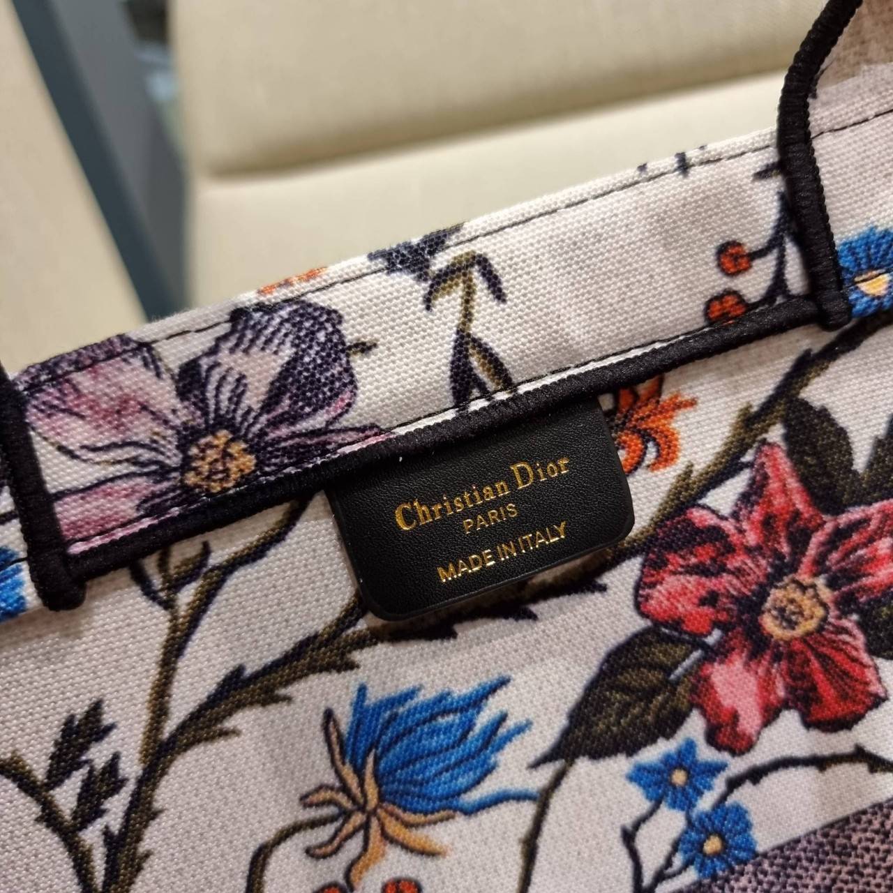 VIP 】HOT ARRIVAL!! DIOR CD SHOPPING BAG WITH GWP กระเป๋าทรงช้อปปิ้งใบใหญ่ จุใจ!! พรีเมี่ยมกิ๊ฟรุ่นดับเบิ้ลฮอต ดีไซน์คลาสสิควินเทจ สวยหรู วัสดุผ้าแคนวาสลายกราฟฟิค ภายในโล่งกว้างมากๆ ใส่ของจุสุดๆ โน้ตบุ้ค ไอแพด กระเป๋าสตางค์ มือถือ หรือเสื้อผ้ายังได้ สะพายค