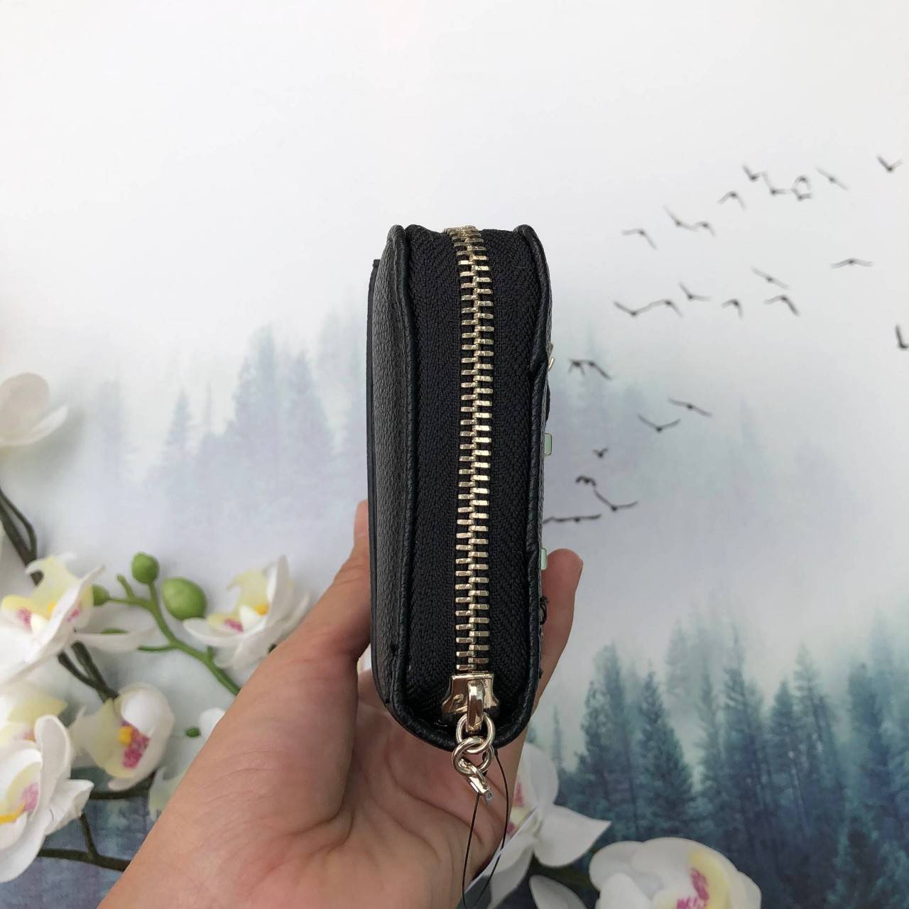 Guess long wallet กระเป๋าสตางค์ใบยาวซิปรอบ วัสดุ pu. เนื้อนุ่ม ภายในมีช่องใส่บัตร ธนบัตร และช่องซิปใส่เหรียญค่ะ