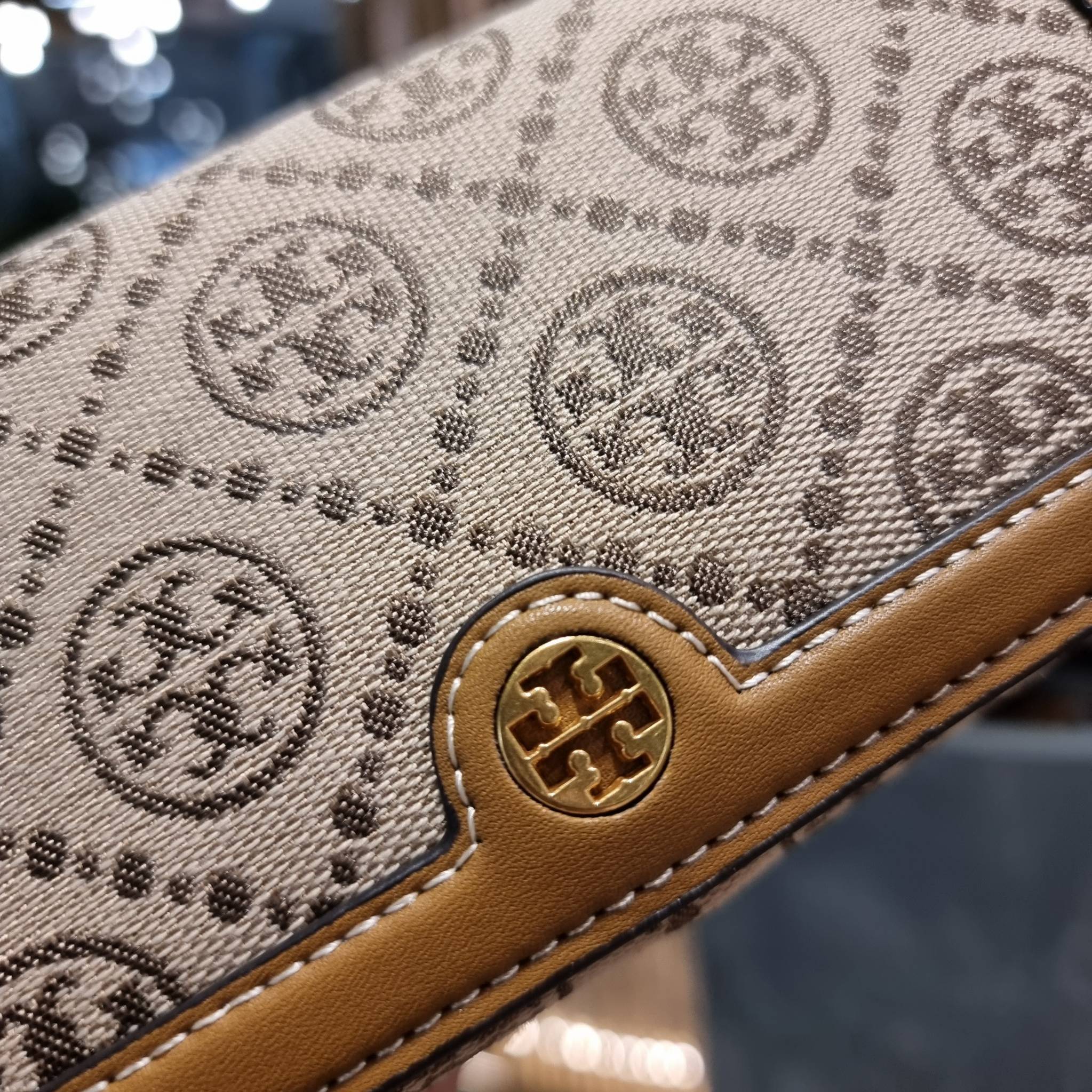 TORY BURCH T MONOGRAM JACQUARD CROSSBODY WALLET best seller ของคอลเลคชั่นนี้ ต้องไม่พลาด กับกระเป๋าสะพายกึ่งกระเป๋าสตางค์ ที่ช่วยให้ชีวิตง่ายขึ้น วัสดุผ้า jacquard ตัดสลับหนังแท้ เปิด-ปิดแบบฝาปิดแม่เหล็ก ภายในใส่ธนบัตรได้ มีช่องใส่บัตร และยังมีช่องซิปอีกด