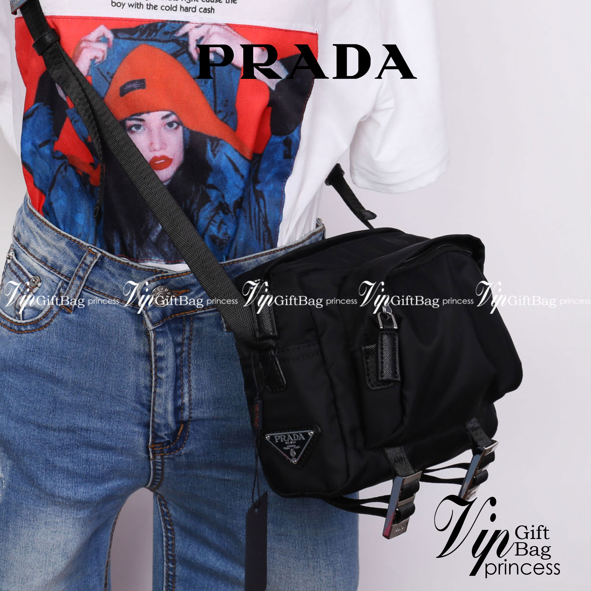 Prada nylon shoulder bag / Prada crossbody nylon bag VIP gift ใช้ได้ทั้งหญิงชาย ห้ามพลาดรุ่นใหม่l Prada Bag ทรงใหม่มีไว้ไม่ซ้ำใครแน่นอนคะ จะสะพายข้าง หรือ คาดอกก็ได้ วัสดุทำจากผ้า Nylon เนื้อหนาคุณภาพดี ตัวอะไหล่เงินสวยหรู ขนาดกำลังดี ใส่ของได้เยอะ มือถือ