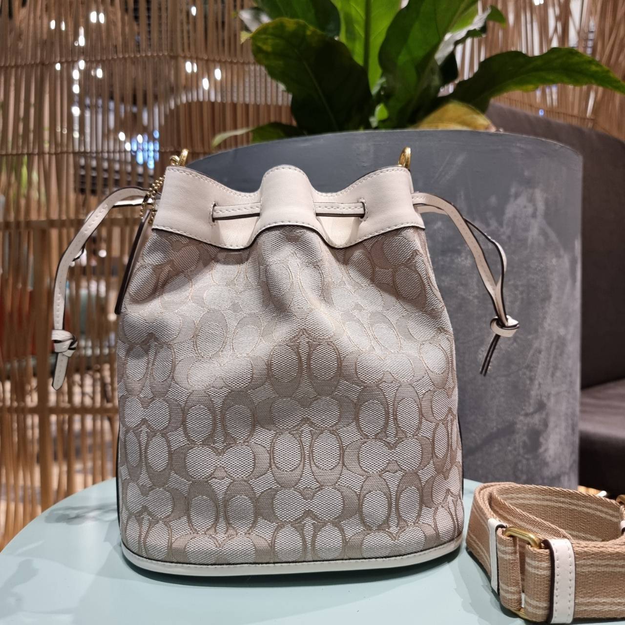 COACH C3853 FIELD BUCKET BAG IN SIGNATURE JACQUARD กระเป๋าสะพายทรงบัคเก็ต รุ่นใหม่ล่าสุด ดีไซน์ลายซิกเนเจอร์บนผ้า jacquard สวยคม เป็นเอกลักษณ์ไม่ซ้ำใคร มาพร้อมสายสะพายผ้าสปอร์ต และสายสั้นสำหรับคล้องแขนได้ สามารถรูดปิดปากกระเป๋าด้วยหนังรอบใบ เพิ่มดีเทลให้ต