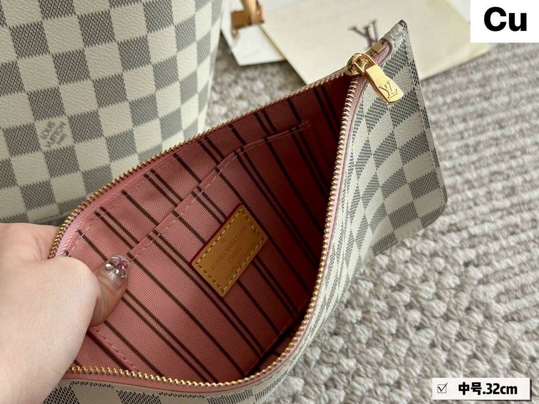 LV Neverfull MM bag กระเป๋าสะพายทรโท้ทใบใหญ่ ขนาดยอดนิยมจุของได้เยอะ มาพร้อมใบลูก สะพายไปเที่ยวต่างจังหวัดคือดีงามมากจ้า หรือจะสะพายไปทำงาน ไปต่างประเทศก็สะดวก ราคาสุดคุ้ม จับจองเป็นเจ้าของได้เลยตอนนี้จัด!!