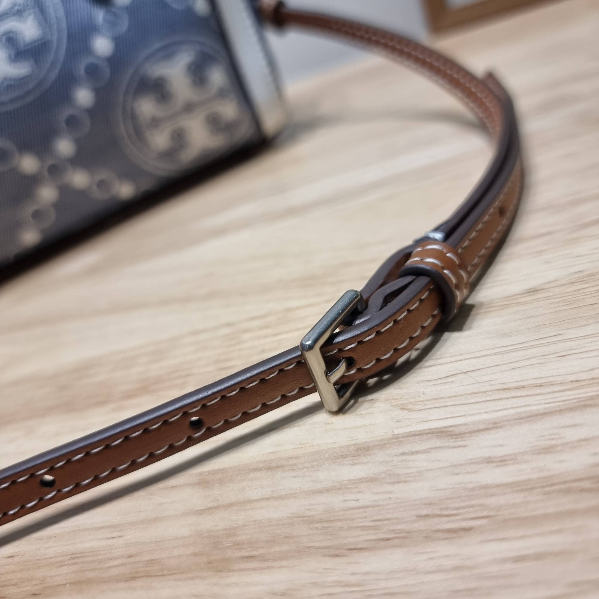 TORY BURCH Petite T Monogram Denim Barrel Bag / TORY BURCH MINI T MONOGRAM DENIM TOTE คอลเลคชั่นใหม่รับซัมเมอร์นี้ กับกระเป๋าสะพายทรงโท้ท ไซส์มินิ ดีไซน์โทนสีฟ้า สวยคม