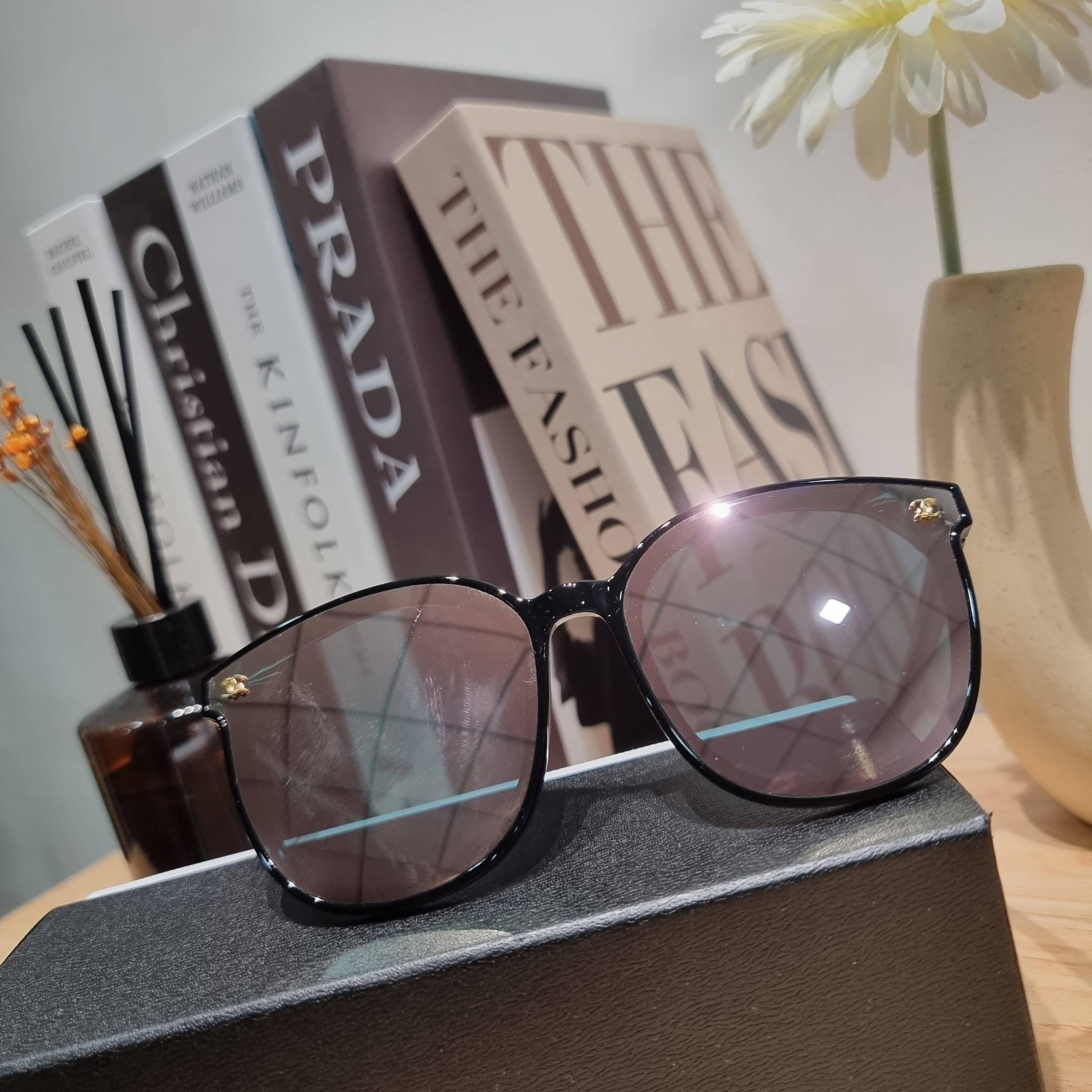 Chanel eye-glasses UV protection gift Box set สุดคุ้ม มาพร้อมอุปกรณ์ครบเซ็ท ดีไซน์ชิคมากแม่!! รับรองไม่ซ้ำใคร ใส่เสริมโหงวเฮ้ง ดูผู้ดี มีพกติดตัวไว้ไม่ตกเทรนด์ ใช้ได้ทุกโอกาส ทุกสถานการณ์ ใส่ที่บ้านถนอมสายตา