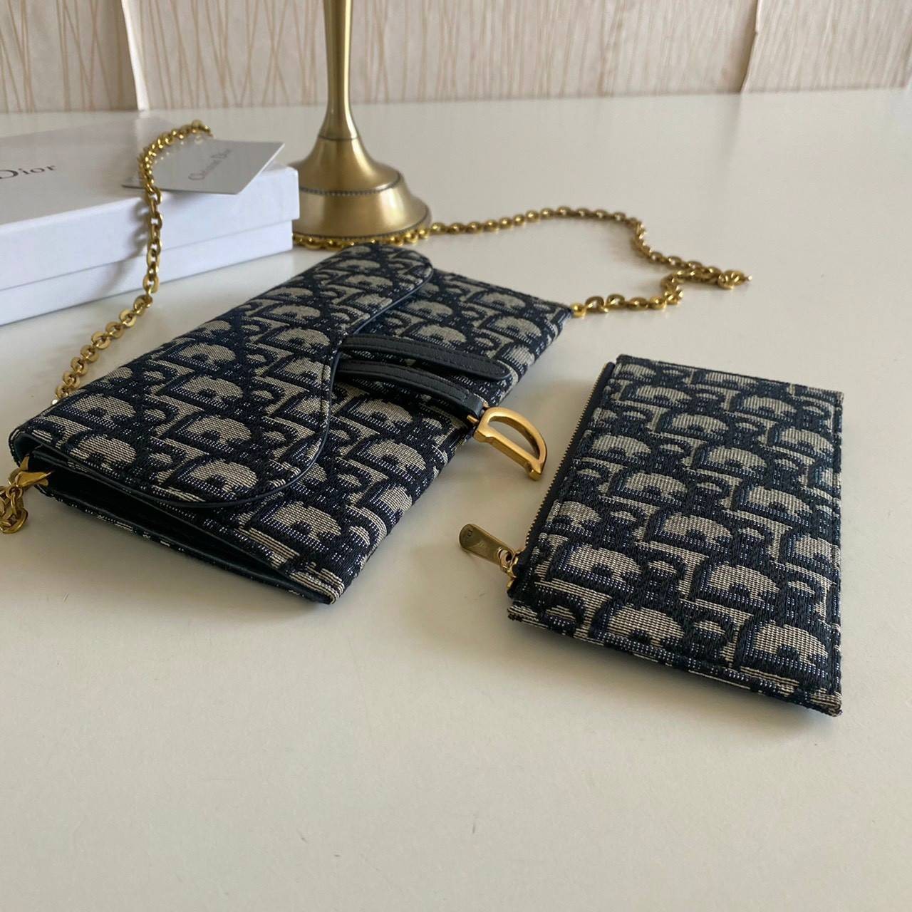 หนังแท้ DIOR SADDLE WALLET ON CHAIN Blue Dior Oblique Jacquard พร้อมส่งที่ไทย งานหนังแท้และผ้าแจ็คการ์ด เกรดเทพออริจินอล ภาพสินค้าถ่ายจากงานขายจริง ใช้งานต่างประเทศได้