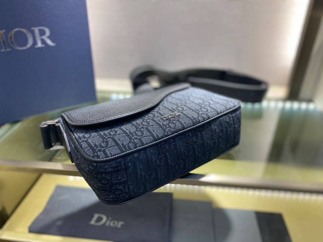 หนังแท้ DIOR MINI SADDLE MESSENGER BAG Beige and Black Dior Oblique Jacquard and Black Grained Calfskin พร้อมส่งที่ไทย งานหนังแท้และผ้าแจ็คการ์ดออริจินอล ภาพสินค้าถ่ายจากงานขายจริง ใช้งานต่างประเทศได้