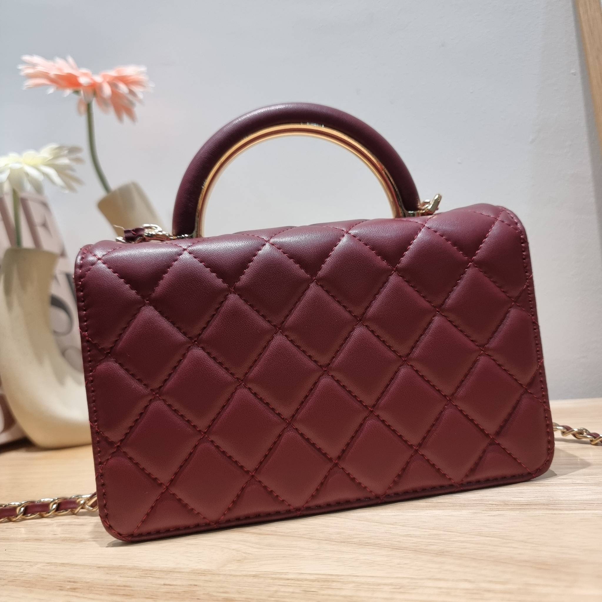 CHANEL woc with top handle black / CHANEL WALLET ON CHAIN กระเป๋าสะพายข้างไซส์กำลังดี สวยหรู ดีไซน์คลาสสิคผสานกิมมิคประจำแบรนด์ ทำให้ไอเท็มนี้เพิ่มมูลค่าขึ้นไปอีก สร้างสรรค์ตัวกระเป๋าด้วยหนังแกะ สัมผัสสบายมือ ใช้งานสะดวกด้วยกระดุมแม่เหล็ก ภายในกระเป๋าแบ่ง