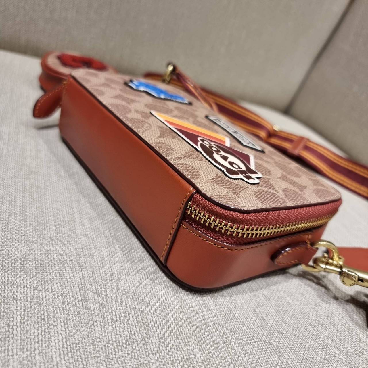 COACH C6744 CHARTER SLIM CROSSBODY IN SIGNATURE CANVAS WITH PATCHES คอลเลคชั่นฮอลิเดย์ สดใสพร้อมปังพร้อมส่ง!! น่ารักมากๆกับดีไซน์สกีเรทโทรวินเทจ วัสดุหนังแคนวาสเคลือบลายสลับหนังแท้ โดดเด่นด้วยแพทช์ลายสวยคม ดีเทลความเลิศมันอยู่ตรงนี้!! ตรงที่มีน้องใบเล็กมา