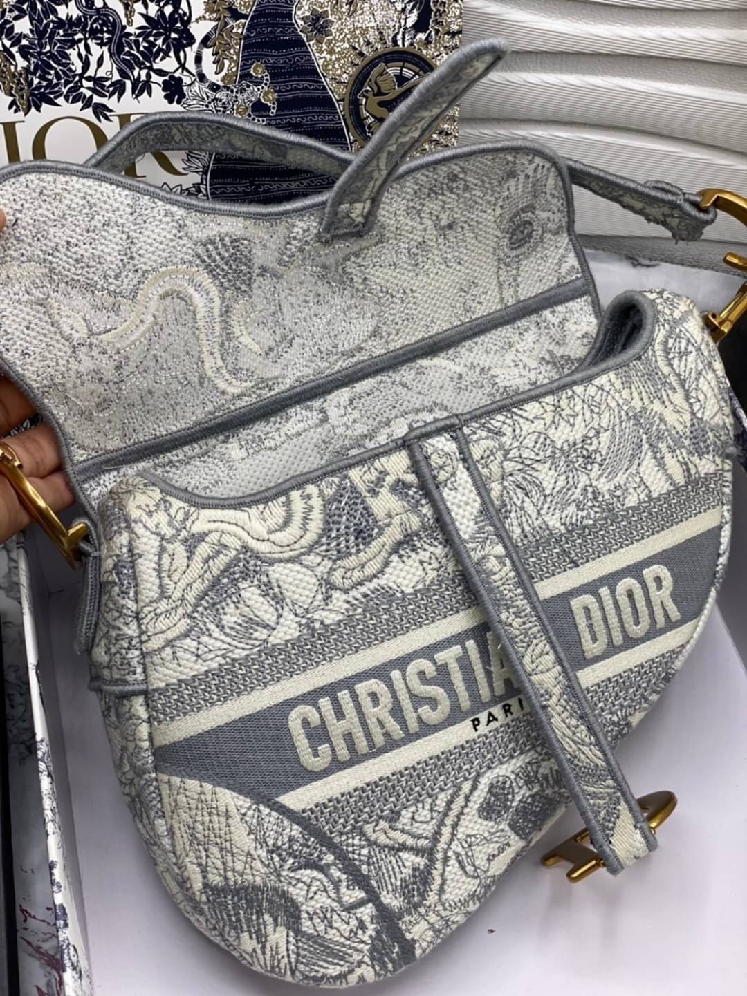 หนังแท้ DIOR SADDLE BAG Toile de Jouy Embroidery กระเป๋ารุ่นยอดนิยมตามแบบฉบับแบรนด์ พร้อมส่งที่ไทย เกรดออริจินอลหนังแท้ ภาพสินค้าถ่ายจากงานขายจริง ใช้งานต่างประเทศได้ค่ะ