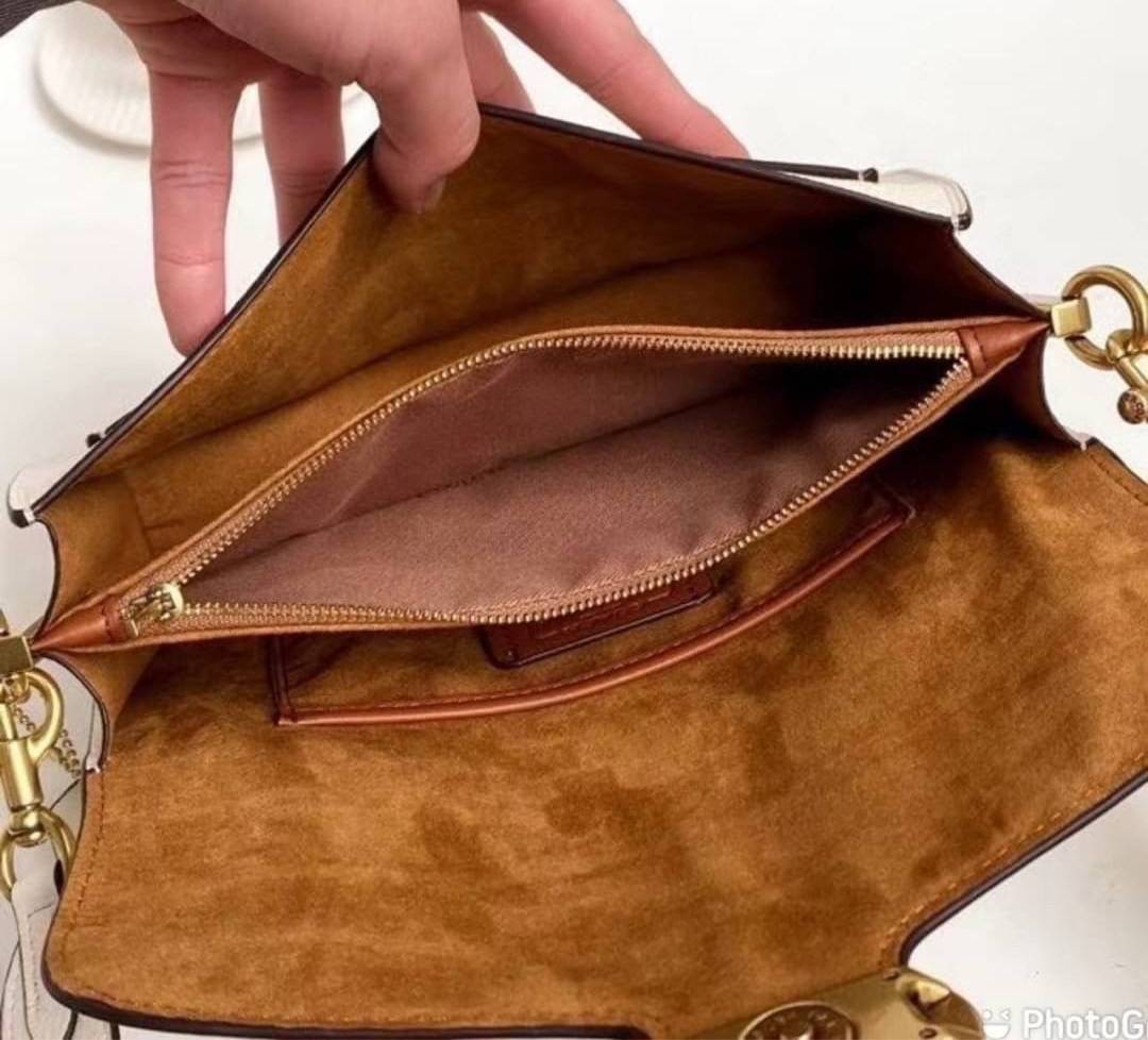 COACH TABBY SHOULDER BAG 26 พร้อมส่งที่ไทยอีกครั้งค่ะ!! กระเป๋าหิ้ว//คล้องไหล่//สะพายข้างได้ สุดคุ้ม! หนังแท้เรียบคลาสสิคเพิ่มความหรูเข้ามาค่ะ ด้านหน้ามีอะไหล่แบรนด์ตัวใหญ่โดดเด่น เปิดปิดกระเป๋าแบบกระดุมแม่เหล็ก ภายในมีช่องหลักใส่ของ2ช่อง;สามารถใส่กระเป๋า