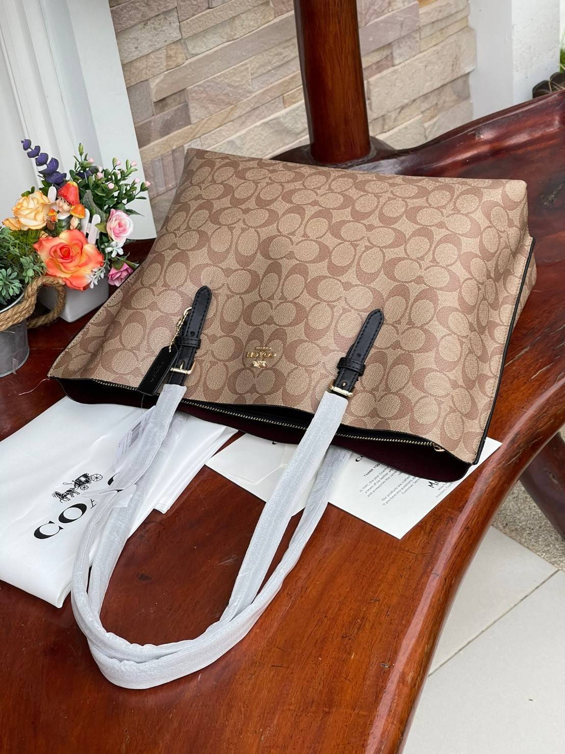 ของแท้ 💯% Coach Signature Tote bag อีกหนึ่งรุ่นฮิต ให้พื้นที่จุของกว้างขวาง เป็นTote Bag รุ่นฮิตอีกรุ่นหนึ่งของ Coach ที่เชื่อว่าต้องเคยผ่านตาสาว ๆ มาก่อนแน่นอนค่ะ