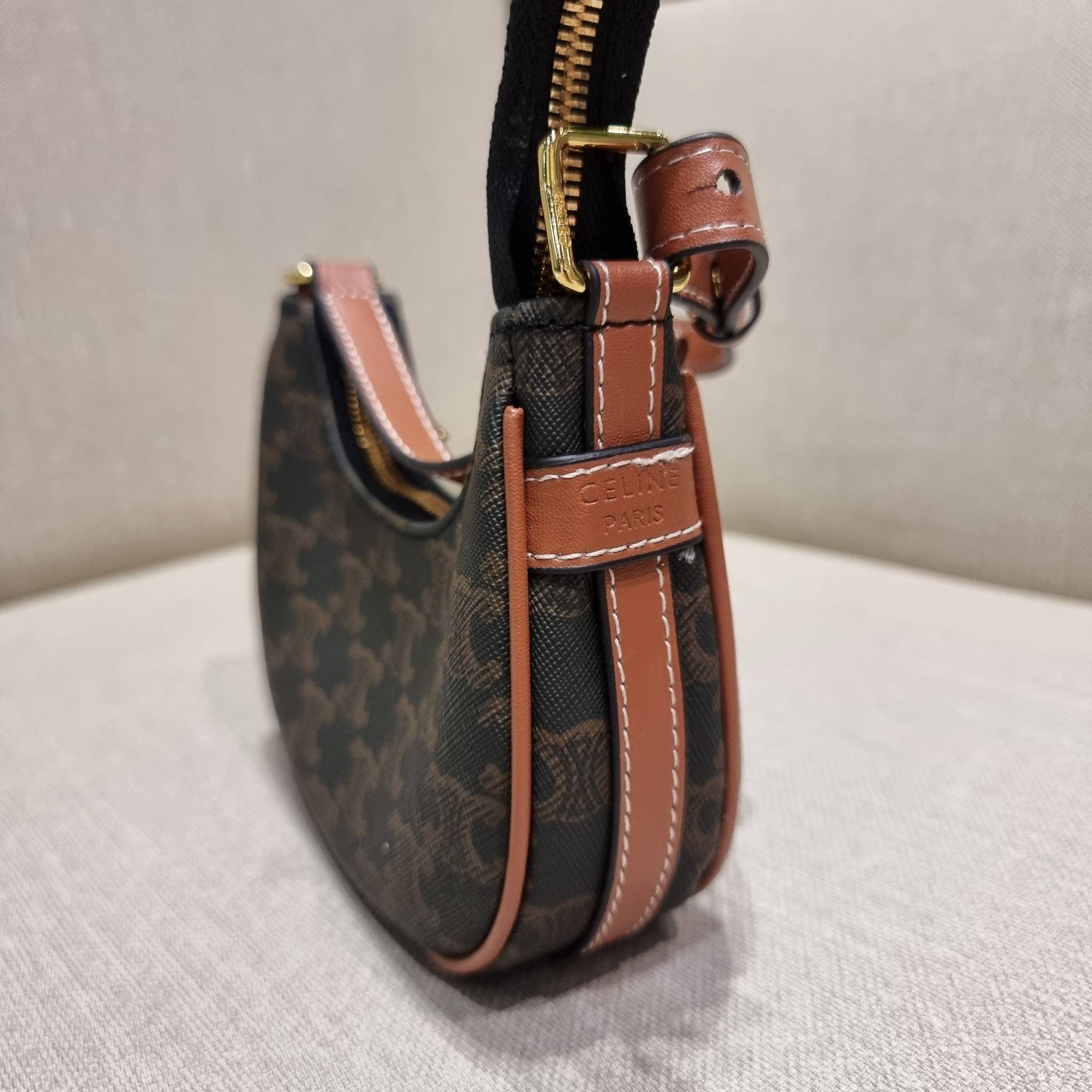 CELINE MINI AVA IN TRIOMPHE CANVAS AND CALFSKIN สวยเกินต้านกับน้องมินิ รุ่นสุดปัง ที่ใครเห็นก็ต้องว้าว กับกระเป๋าสะพายไหล่ ไซส์มินิ น้องน่ารักม้ากกก!! ไม่ไหว!! รูปทรงที่ไม่เหมือนใคร ใช้งานง่าย วัสดุหนังแคนวาสตัดสลับหนังแท้ สวยลงตัว รูดเปิด-ปิดด้วยซิป สายส
