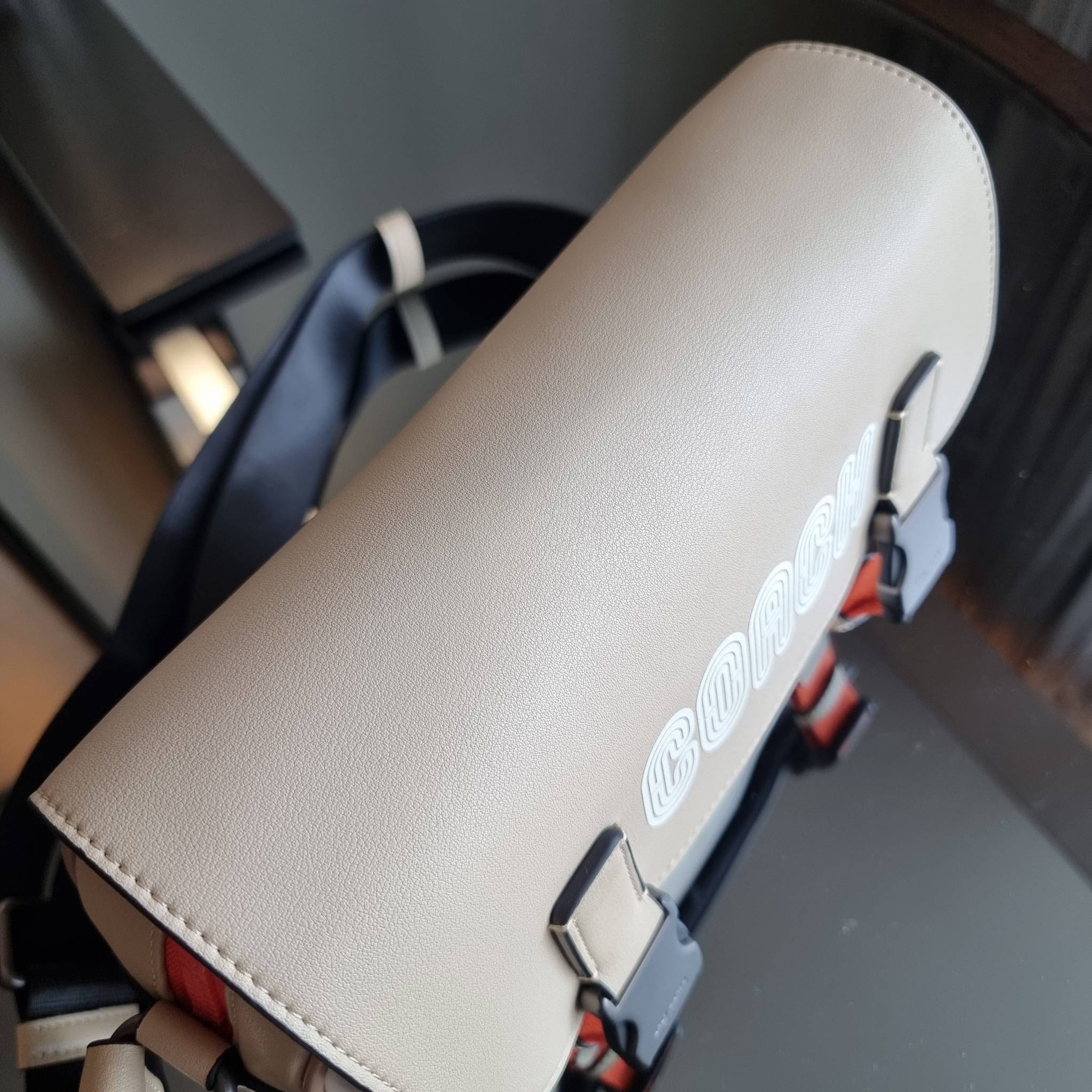 COACH TRACK CROSSBODY IN COLORBLOCK WITH COACH PATCH C6657 C8128 หล่อบอกต่ออีกหนึ่ง กระเป๋าสะพายทรงแมสเซ็นเจอร์ รุ่นเอาใจหนุ่มๆ ที่สาวๆก็อยากใช้!! ด้วยดีไซน์สีคัลเลอร์บล็อคที่โดดเด่น ทำให้ดูน่าใช้งาน วัสดุหนังแท้ สวยคมซ่อนหรู ฝากระเป๋ามีตัวล็อคแน่นหนา เปิ