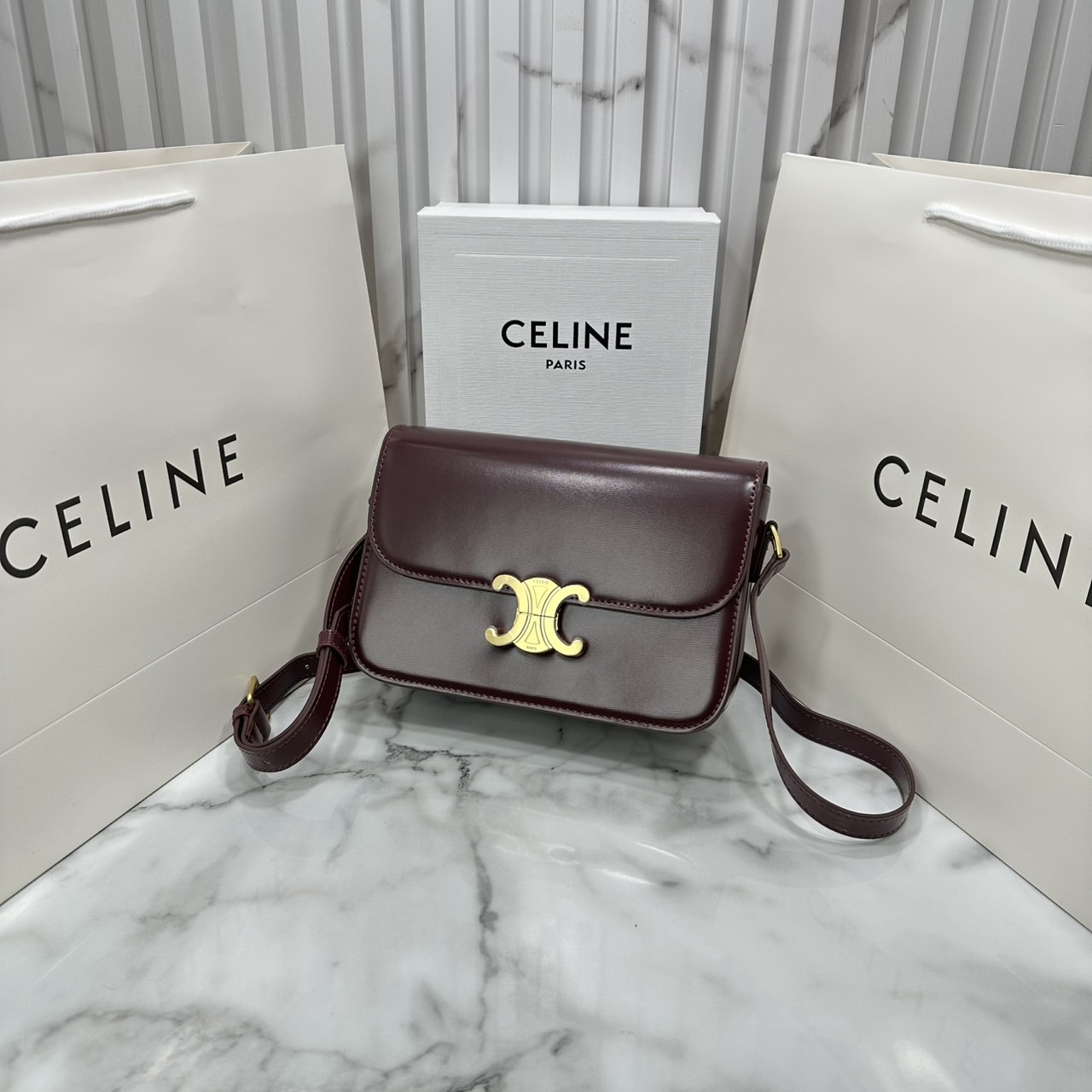ORI หนังแท้ | 9" CELINE CLASSIQUE TRIOMPHE bag in natural leather กระเป๋าสะพายรุ่นยอดนิยม ด้วยรูปทรงสี่เหลี่ยมผืนผ้า ดีไซน์คล่องตัวถ่ายทอดให้เห็นถึงแก่นแท้ของสไตล์