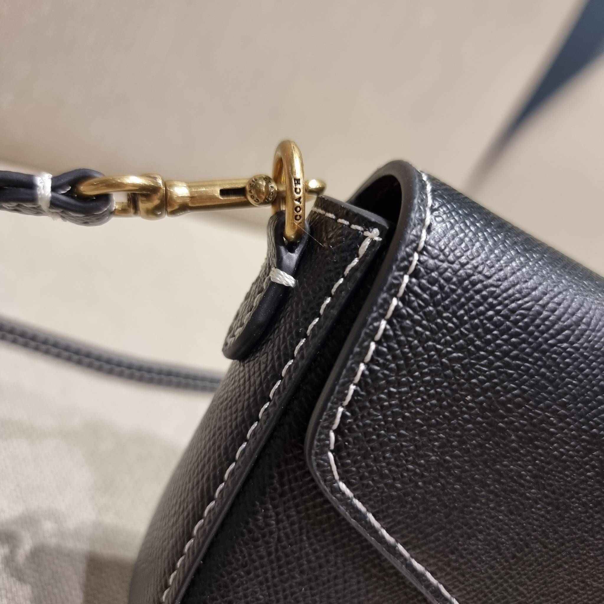 COACH C8439 WYNN CROSSBODY ใหม่ล่าสุด พร้อมเสิร์ฟความหรู ดูดีแบบน้อยแต่มาก กระเป๋าสะพายครอสบอดี้ ที่ซ่อนดีเทลดีงาม มีช่องเสียบบัตรแยกใช้ได้ หรือจะใส่ไว้ในกระเป๋า เพื่อแบ่งสัดส่วนให้ดูน่าใช้ วัสดุหนังวัวลายเกรน เส้นคมสวย เปิด-ปิดด้วยกระดุมแม่เหล็ก สะดวกใช้