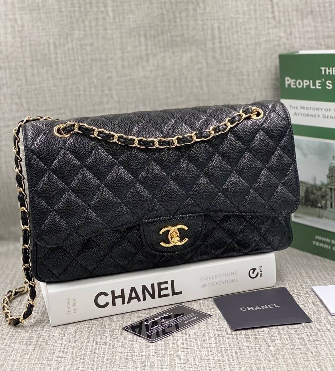 หนังแท้ CHANEL LARGE CLASSIC JUMBO HANDBAG 30cm พร้อมส่งที่ไทย Lambskin & Grained Calfskin กระเป๋าสะพายคลาสสิกใบใหญ่ หนังแท้และโลหะสีทอง/สีเงิน ภาพสินค้าถ่ายจากงานขายจริง ใช้งานต่างประเทศได้