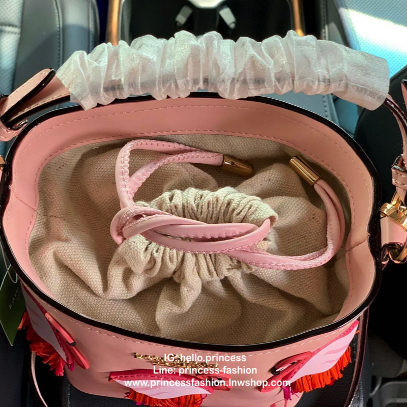 Kate spade new york Flamingo Pippa Bucket Bag 🍭รุ่นแนะนำ ราคานี้หายากแล้วจร้าา กระเป๋าหิ้วหรือสะพายข้างได้ ทรงถัง วัสดุหนังแกะแท้ สัมผัสหนังนิ่มมือดีมากๆค่ะ ด้านหน้าแต่งรูป Flamingo ดูเก๋มากๆค่ะ มีอะไหล่แบรนด์ ปากกระเป๋าแบบหูรูด ภายในกระเป๋าโล่ง ใ