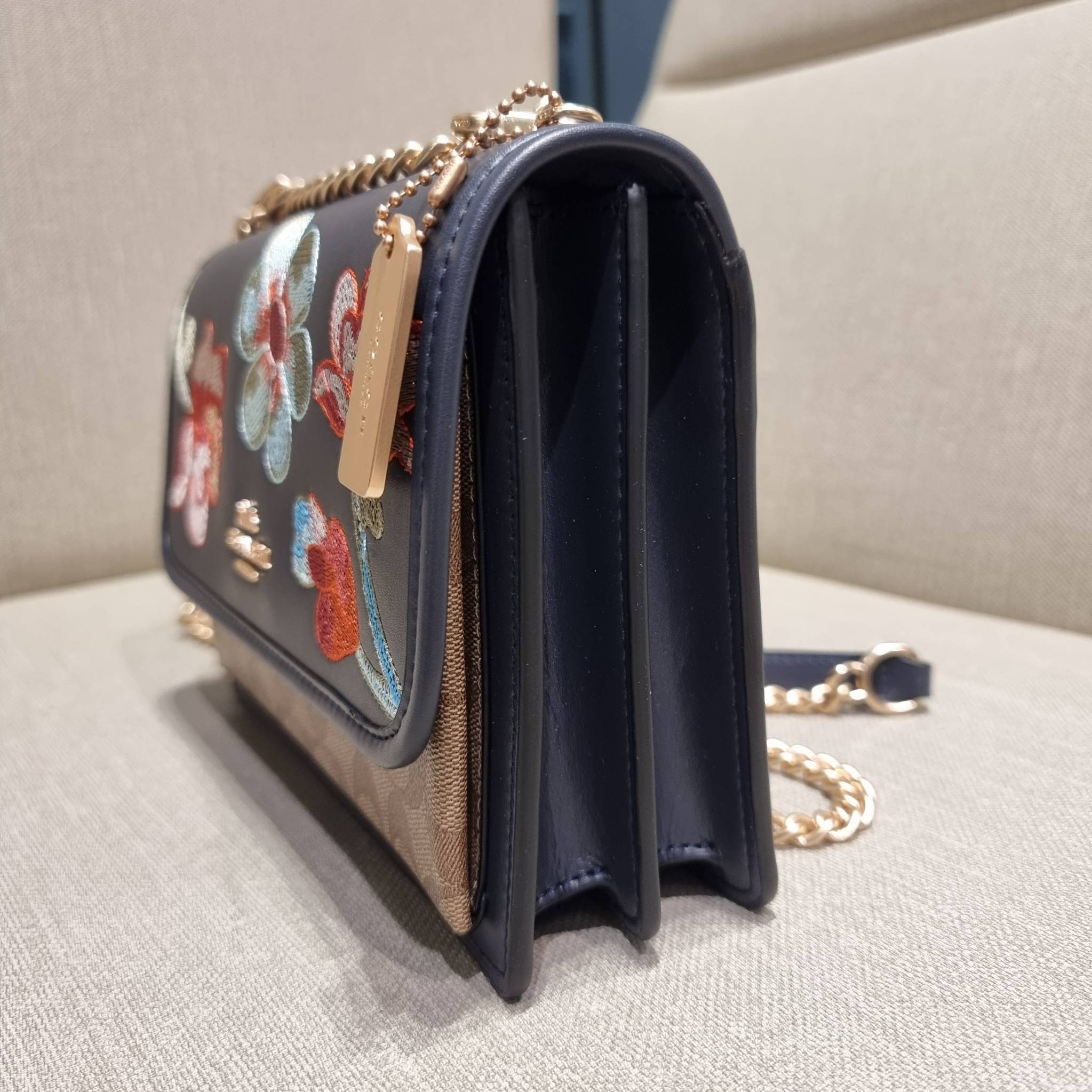 COACH C9230 KLARE CROSSBODY IN SIGNATURE CANVAS WITH FLORAL EMBROIDERY น้องใหม่คอลล่าสุด กับกระเป๋าสะพายข้าง โทนสีละมุนลูกคุณหนู ดีไซน์ปักดอกไม้เพิ่มลูกเล่น ให้ดูแพง วัสดุผนังแคนวาสสลับหนังแท้ สายสะพายโซ่สลับหนัง สะพายยังไงก็ขับผิว เปิด-ปิดด้วยกระดุมแม่เห