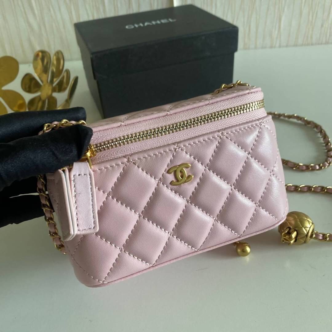 VIP GIFT 】หนังแกะแท้ CHANEL Box With Chain สายโซ่ทองหรูมาก หนังเรียบฟู ขึ้นเงา กระทบแสงยิ่งสวยค่าา โทนสีสวยสดใส เหมาะมากสำหรับสาวๆ ชิคๆ ต้องบอกเลยรุ่นนี้เหล่าเซเลบใช้กันเยอะมากๆ แค่อะไหล่ก็หรูไปเดินครึ่งแล้วค่าา😁 พร้อมส่งที่ไทยที่นี่ที่เดียว
