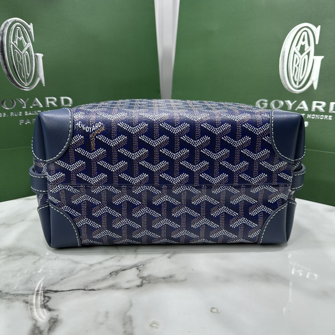 ORI หนังแท้ | Goyard Bowling 25 Toiletry Bag / Goyard Pouch กระเป๋าทรงพอช พร้อมสายถือจับถนัดมือใช้งานง่ายกะทัดรัด ตอบโจทย์ความเรียบง่ายแต่คลาสสิก ใช้ได้ทั้งชายหญิง หรูหรา ติดแกรมที่สุด เป็นรุ่นตามหา ที่ตอนนี้มีพร้อมส่งแล้วค่า