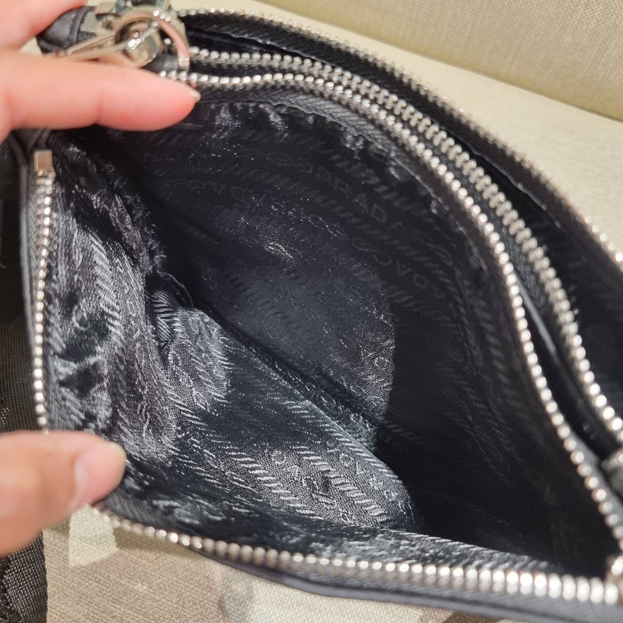 PRADA RE-EDITION 2000 RE-NYLON SHOULDER BAG ไอเท็มสุดโปรด unisex กระเป๋าสะพายข้าง ดีไซน์เรียบง่าย แต่มีความหรูในตัว รูปทรงพกพาสะดวก หยิบใช้ได้ในทุกๆวัน อีกหนึ่งคอลเลคชั่นขายดี วัสดุผ้าไนล่อนคุณภาพ พร้อมใบลูก ไว้ใส่เหรียญ ใส่กุญแจได้สารพัด เปิด-ปิดด้วยซิปห