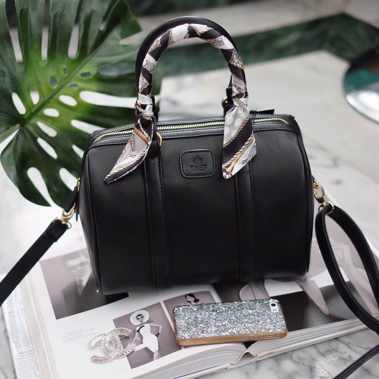รุ่นใหม่ล่าสุด ขนาด มินิ หนังแกะสวยมากคะ สีเข้าใหม่ >> สี classy black รุ่น KEEP sheep leather Pillow bag สวย น่ารัก ขนาดตอบทุกโจทย์การใช้งาน เห็นแล้ว #หลงรักเลยคะ ตัวกระเป๋าขนาดกำลังดี จุของคุ้ม หนังแกะ สวยมาก ดูแลรักษาง่าย ประดับด้วยผ้าพันหูกระเป๋