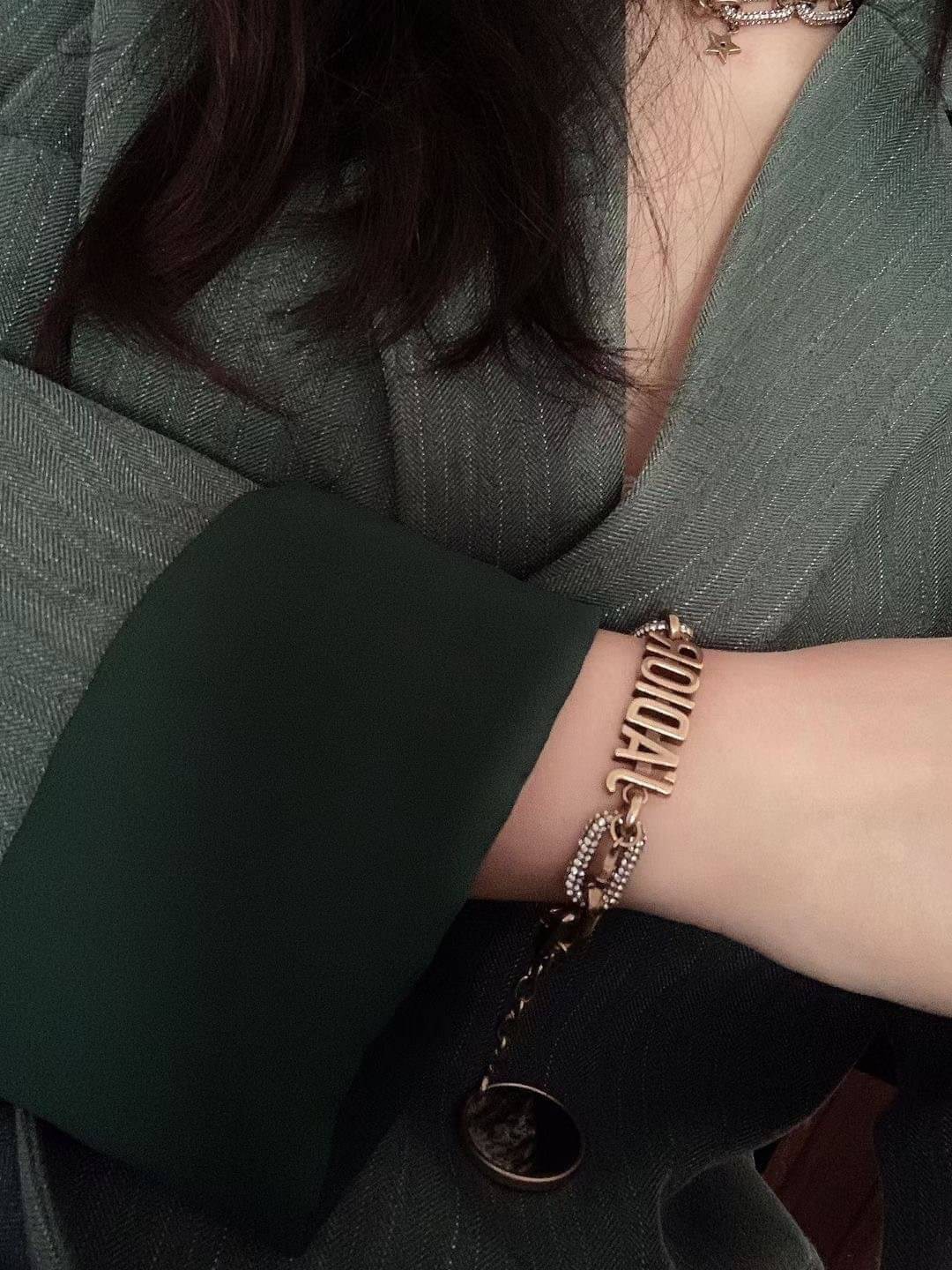 Christian Dior Bracelet สร้อยข้อมือแบรนด์หรูหรา วัสดุสแตนเลสชุบ สีทองรมควัน ไม่ลอก ไม่ดำ สวยงามตามแบบฉบับแบรนด์ ภาพถ่ายจากสินค้าจริงค่ะ