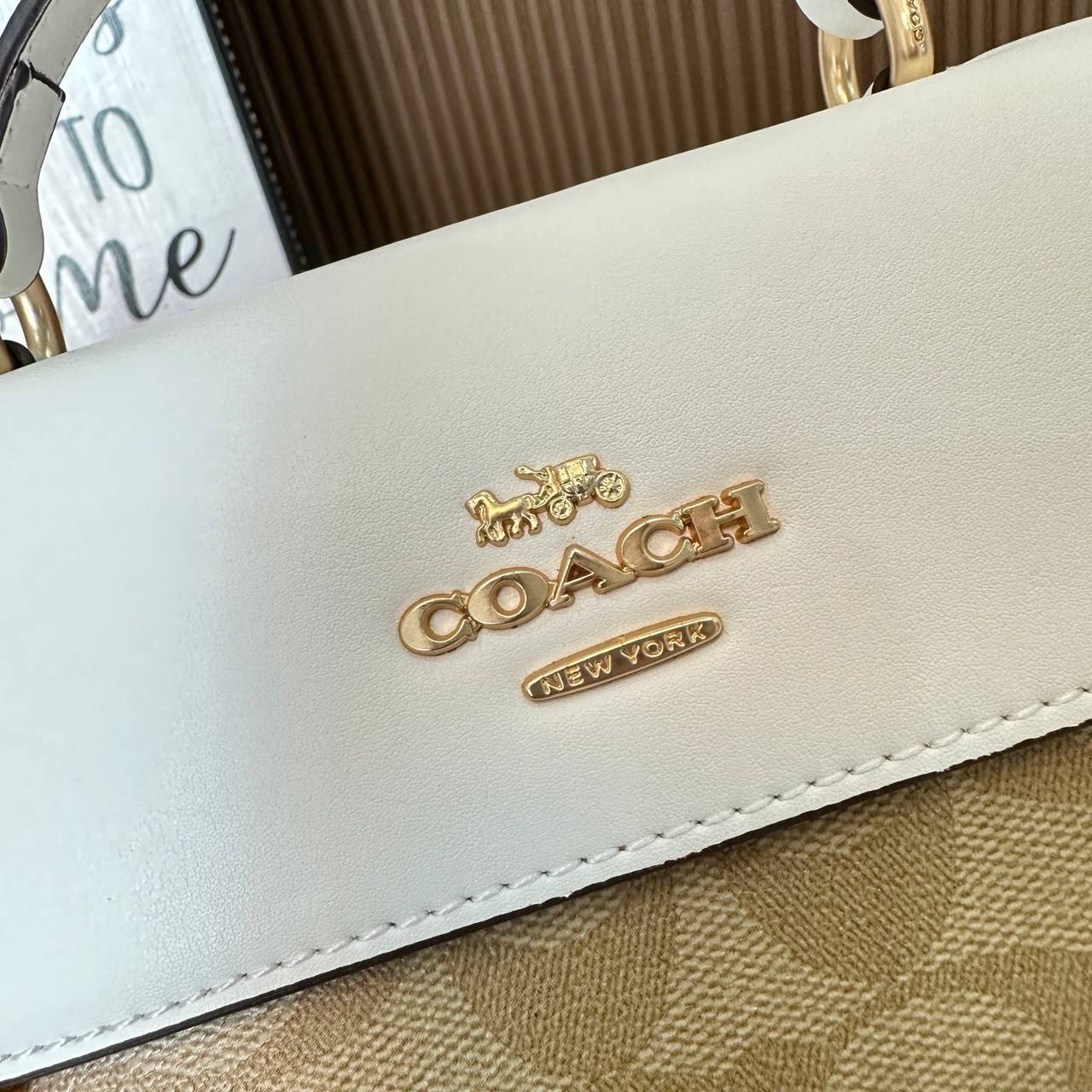 Coach Mini Josie Top Handle Crossbody In Blocked Signature Canvas (cc340) ใหม่ล่าสุด กระเป๋าสะพายหรือถือใบเล็กกระทัดรัด วัสดุหนังตัดขอบหนังแท้ ภายในช่องโล่งกว้างสามารถใส่โทรศัพท์ iPhonePro max ได้ มีช่องใส่บัตรเครดิต 2 ช่อง เปิดปิดด้วนกระดุมแป๊ก ซับในผ้า 