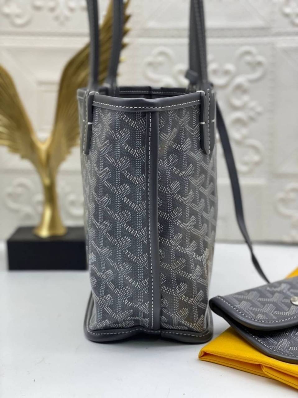 9 สี GOYARD ANJOU TOTE MINI / Goyard Mini Tote เกรดออริจินอลสลับแท้ ใช้งานต่างประเทศได้ ฮอตไอเท็ม กับกระเป๋าสะพายทรงโท้ท ไซส์มินิ กะทัดรัด มาครบสีขายดี เลิศทุกสี รูปทรงคลาสสิค ดีไซน์เป็นเอกลักษณ์ ใช้งานได้หลากหลาย