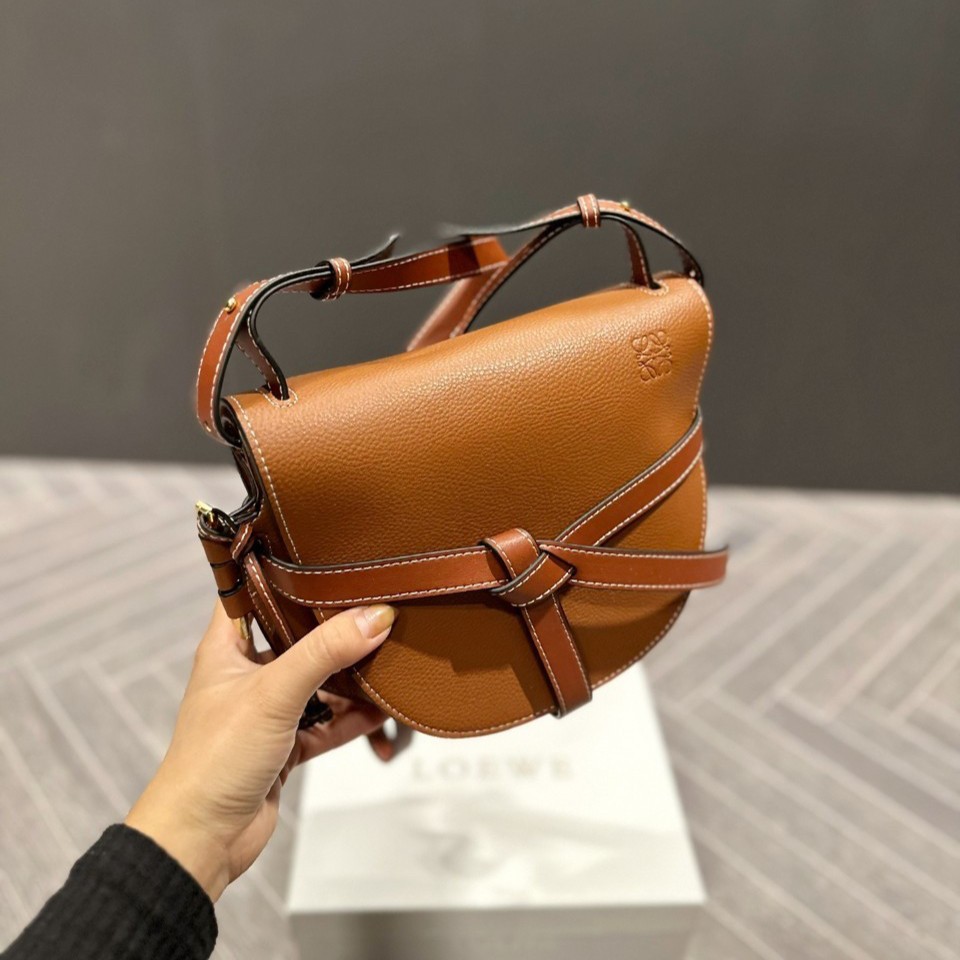 LOEWE gate dual bag / LOEWE CROSSBODY BAG VIP กระเป๋าถือหรือสะพาย Limited ทรงอานม้าสวยอยู่ทรง