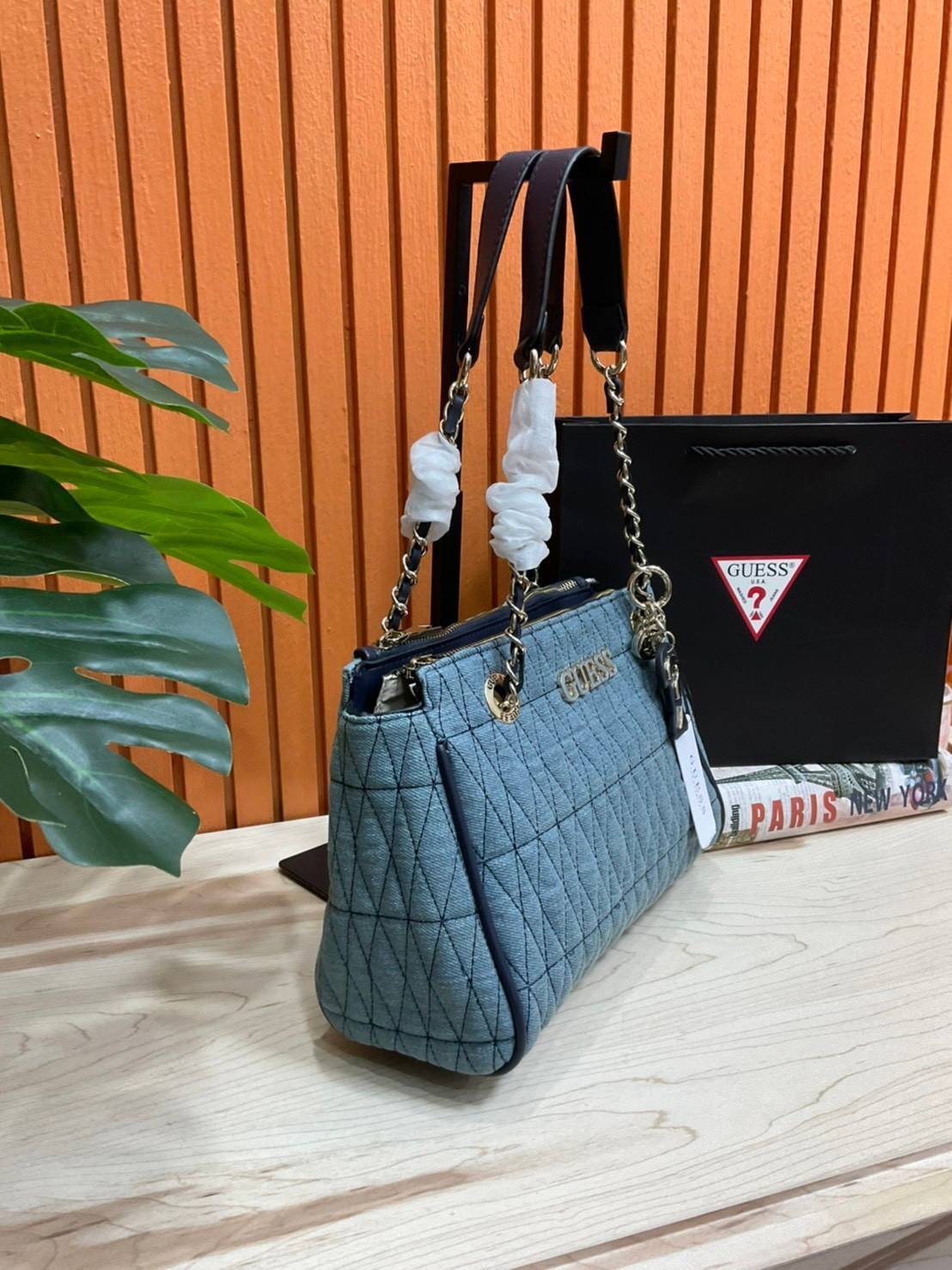 GUESS CROSSBODY BAG กระเป๋าถือหรือสะพาย ขนาดกำลังดี วัสดุ pu. faux leather หนังนิ่ม นุ่มมาก สวยอยู่ทรง มาพร้อมพวงกุญแจน่ารักๆ ถอดออกได้ ด้านหน้าประดับโลโก้แบรนด์