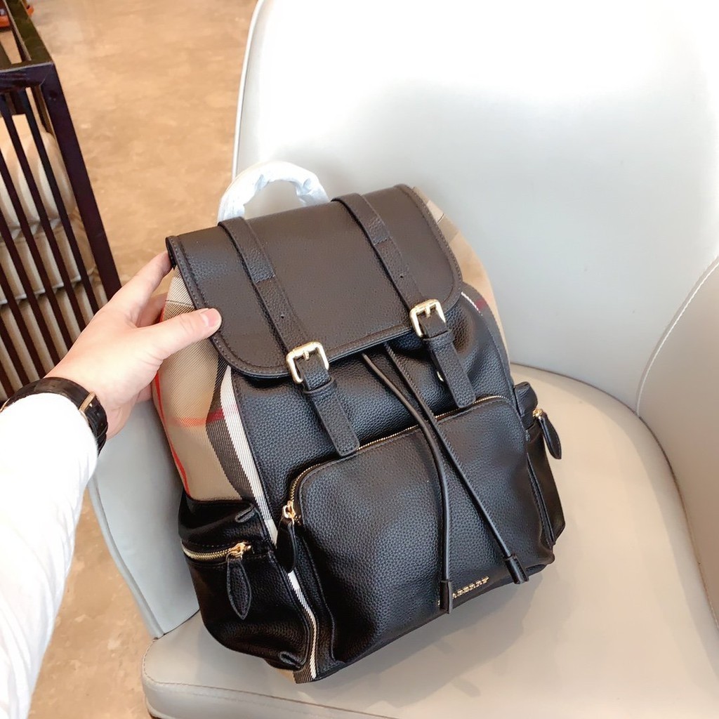 BURBERRY Rucksack Military Backpack / BURBERRY FRAGRANCES VINTAGE 2WAYS RUCKSACK BACKPACK / BURBERRY BACKPACK กระเป๋าเป้ ลาย Vintage Signature สวยคลาสสิค ภายในโล่งกว้างและช่องใส่มือถือสามารถใส่มือถือกระเป๋าสตางค์ของใช้ได้เยอะ หูจับหนัง เป็นเป้ก็ดูดีไอเท็ม