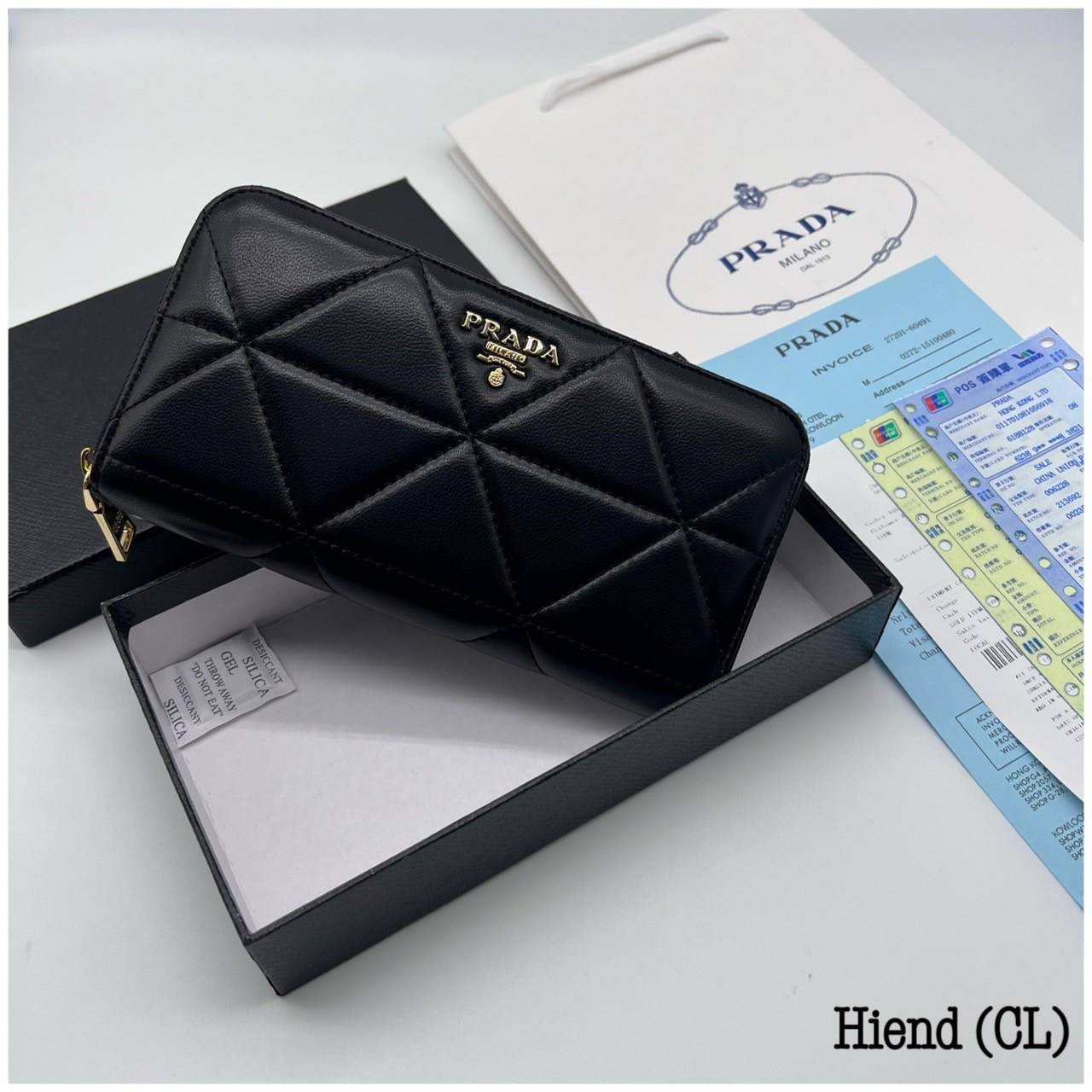 Prada Long Zip Around Wallet กระเป๋าสตางค์ใบยาวซิปรอบ ใช้งานง่าย สวยหรู งานหนังนิ่มฟู ไหล่ทองหรูหรา ด้านในมี 3 ช่องใช้งาน งานจริงคือสวยมาก มาให้สาวๆเลือกใช้กัน 3 โทนสี ราคาดีย์มากกน้าาา สำหรับสาวๆ ที่ต้องการกระเป๋าสวยในราคาสุดคุ้ม!!