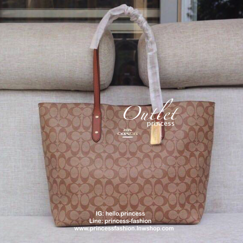 Coach Town Tote In Signature Canvas กระเป๋าขนาดใหญ่ จุของได้จำนวนมาก สะพานข้าง ภายในกว้าง เปิดปิดด้วยกระดุ ภายในมีช่องซิปขนาดกลาง 1 ช่อง ใส่ของได้จำนวนมาก สามารถสะพายไปเที่ยว ไปทำงาน ได้สบาย ห้ามพลาดกันเลย