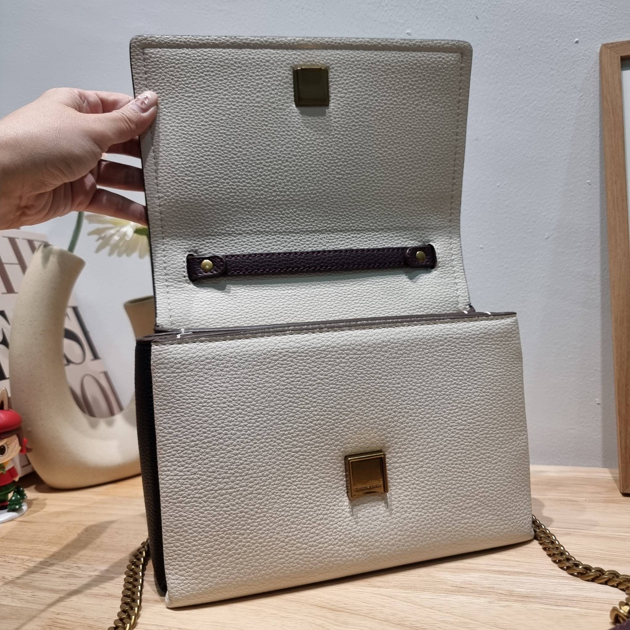 TORY BURCH LIMITED-EDITION SHOULDER BAG รุ่นลิมิเต็ด กับกระเป๋าสะพายไหล่ทรงผู้ดี ที่ผลิตมาในจำนวนจำกัด โดดเด่นด้วยอะไหล่ทองคลาสสิคหรูหรา