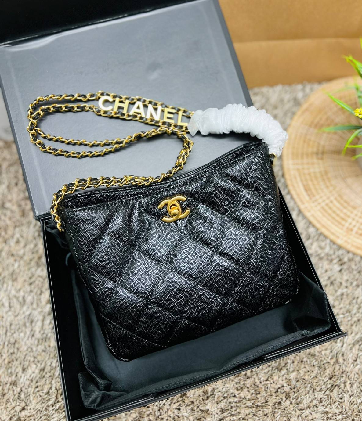 CHANEL กระเป๋าหิ้วหรือสะพายไหล่ หนังแท้ลสบคาเวียร์สวยงามมากๆ 🌟โดดเด่นด้วยสายของกระเป๋ามีโลโก้แบรนด์ประดับ หรูมากๆค่ะ เปิด-ปิดกระเป๋าแบบหมุนล็อค ภายในใส่กระเป๋าเงินใบกลาง;มือถือได้ทุกรุ่น;ของจำเป็นจุกจิกอื่นๆได้หลายอย่าง มีช่องเล็กให้ใส่ของจุกจิกนะ