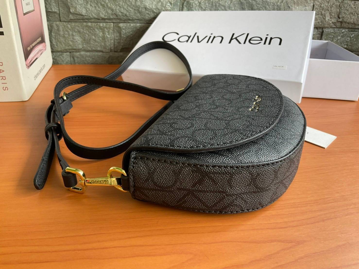 ของแท้ 💯% Calvin Klein Monogram Crossbody Bag กระเป๋าสะพายทรงครอสบอดี้ กระเป๋าคลัทช์ ทรงครึ่งวงกลม ขนาดน่ารัก ลายโมโนแกรมรอบใบ